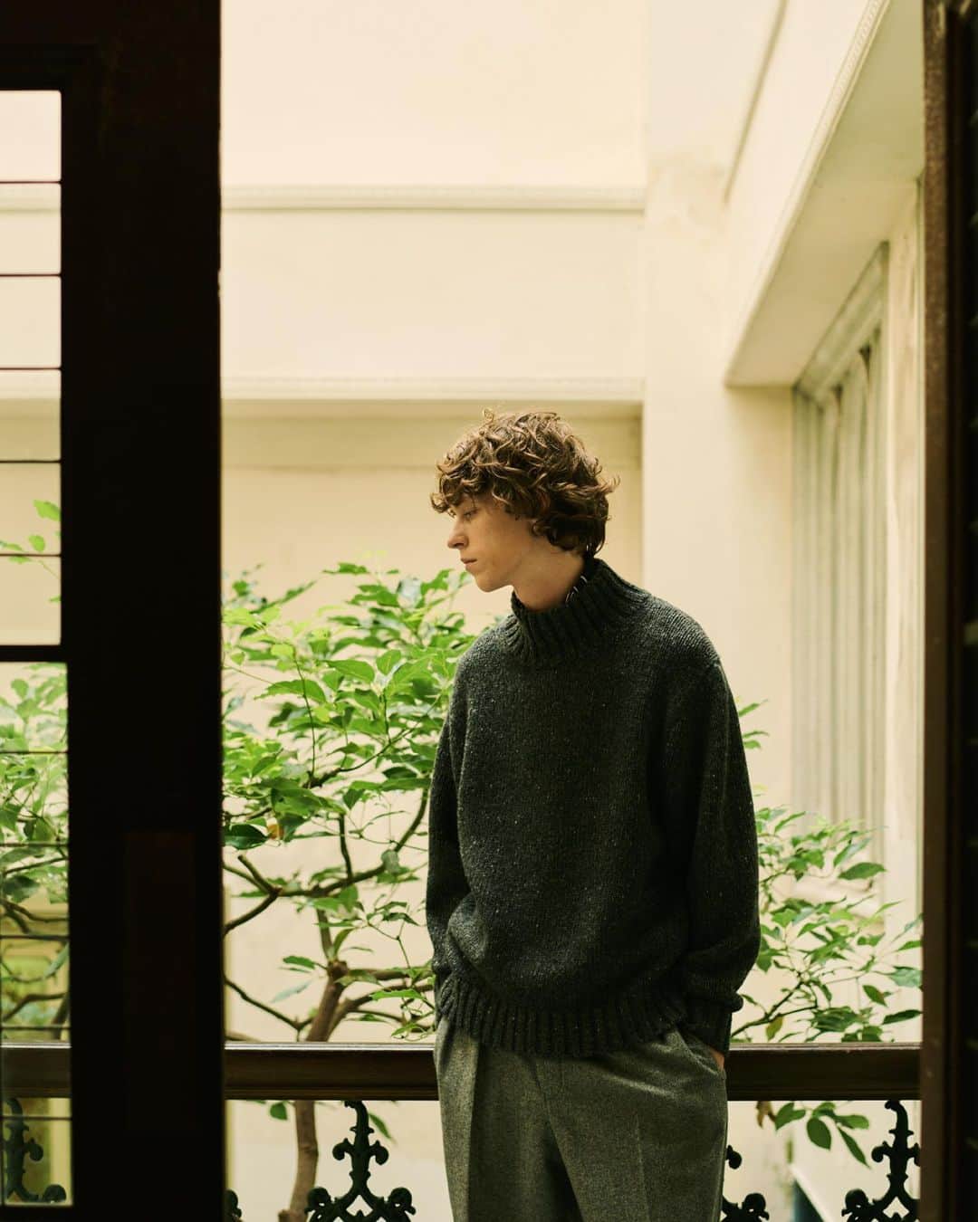 のインスタグラム：「冬の新作とルックをご紹介する ＜2023 Winter Collection＞が公開中。 「ブリティッシュ・トラッド」をテーマに、英国の伝統と日本の自由な感覚をミックスした、時代を超えて愛される新たなスタンダードを提案しています。  Sweater by UNITED ARROWS ¥19,910  Ascot tie by molteni ¥16,500  Trousers by TANGENT ¥42,900   #UnitedArrows #UnitedArrowsMen #tangent #molteni #ユナイテッドアローズ」