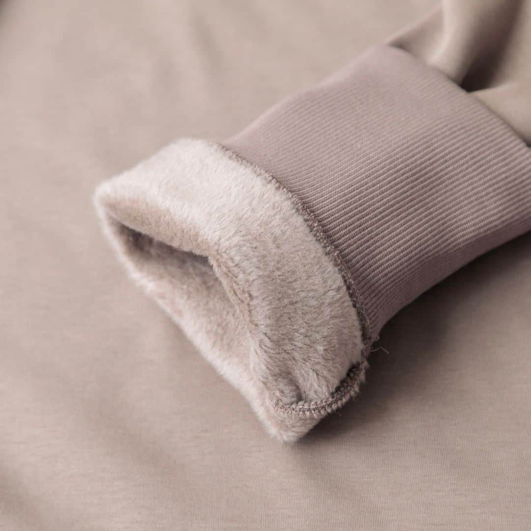 Factelier(ファクトリエ)さんのインスタグラム写真 - (Factelier(ファクトリエ)Instagram)「【NEW】真冬でも寒さ知らず!ふわふわで究極に暖かいプルオーバーに新色登場！  究極に暖かい、寒がりの方にぴったりのプルオーバーが登場しました。  「ブランケット」という名前の通り、まるで毛布に包まれているような暖かさ。  これまでにないあたたかさと、お出かけにも着ていけるお洒落さを両立した、この冬手放せないアイテムになること間違いなしのプルオーバーです!  <特徴>  ■着込む必要なし! 　極上の暖かさ。  ■希少な超長綿がもたらす 　シルクのような艶と触り心地  ■シンプルなのに着映え! 　お出かけにも着られるデザイン  ■着膨れしないAラインシルエット  ■洗濯10回の耐久テスト実施済み! 　毛玉が出にくく、型崩れも無し。 　ガシガシご自宅で洗えます  ■シルクタッチの高密度ブランケットプルオーバー color：ブラック・モカ price：￥15,180(税込)  ---------- 語れるもので日々を豊かに  ファクトリエはメイドインジャパンの工場直結ファッションブランドです。 職人の情熱と最高の技術がつまった、人に語りたくなるものを長く大切に使ってもらいたい、そんな想いと共に語れる本物をお届けします。  ▽公式サイトはプロフィールのURLから @factelier  #ファクトリエ #factelier #TFC #メイドインジャパン #日本製 #ベーシック #良いものを長く #クラフトマンシップ #語れるもので日々を豊かに #裏起毛 #裏起毛スウェット #裏起毛プルオーバー #あったかコーデ #あったかアイテム」10月28日 20時01分 - factelier
