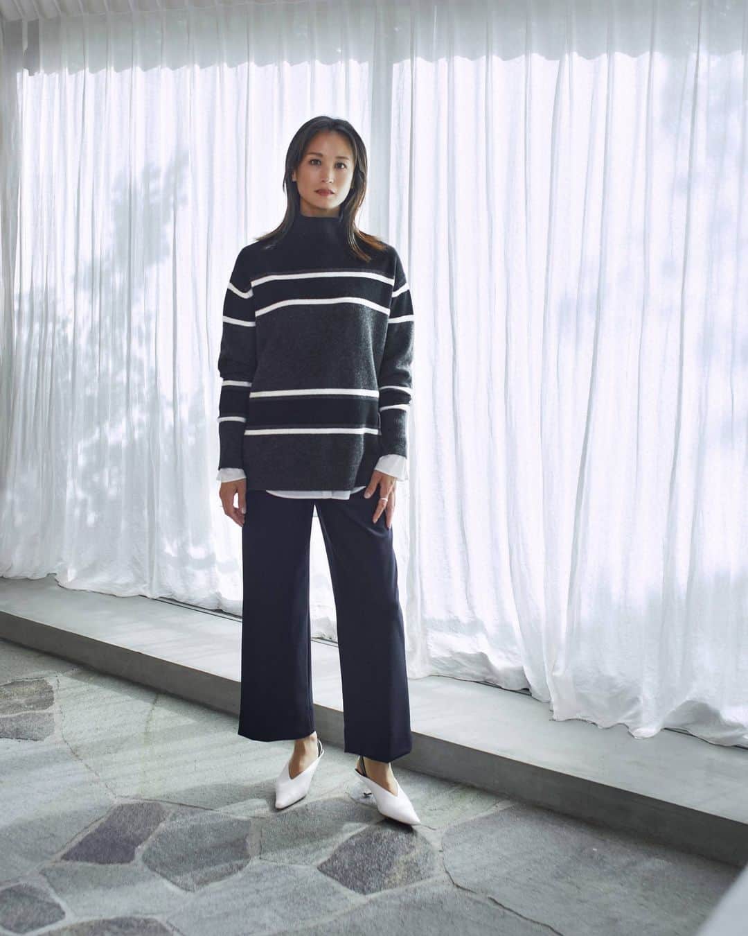 のインスタグラム：「. ニットを今年らしく着こなす 最新配色LESSON  3 BASIC COLORS FOR WINTER  NAVY × CHARCOAL ダークトーンの着こなしは 白を少し効かせてクリーンに  ネイビーをベースにした濃色モノトーンコーデ。 それだけでも今年らしい配色だけれど、 白を小さく取り入れてメリハリを加えれば、 クリーンな抜け感を出せる。  ソフトカシミヤミックス  ハイネック柄ニット ¥20,900(taxin)  トリアセコットンタイプライター シャツブラウス ¥24,970(taxin)  ウォッシャブルウールジャージー ワイドパンツ ¥23,980(taxin) . .  ICB STYLE WEB 2023  SPECIAL EDITION @icb_jp プロフィールリンクよりご覧いただけます。  #icb #icbjp #icbstyleweb  #onward #オンワード #オンワード樫山 #onwardcrosset #オンワードクローゼット #fashion #通勤コーデ #通勤スタイル #オフィススタイル #オフィスカジュアルコーデ #ootd #オフィスカジュアル #シンプルコーデ #大人カジュアル #秋コーデ #シンプルファッション #お仕事服 #ootdfashion #大人シンプル #ニット #ニットコーデ #カシミヤ混ニット #ニットスタイル #ニット着こなし #ボーダーニット #ボーダーコーデ #柄ニット」