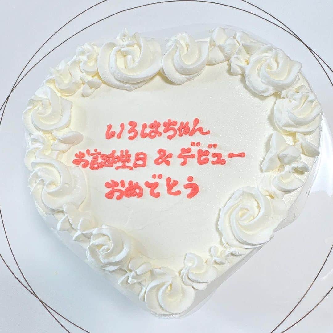 葉月沙耶のインスタグラム：「🎂‎🤍  いろはお誕生日＆デビューおめでとう‪‪❤︎‬  みんなでお祝いしたよ〜〜〜👶🏻🎀  ケーキは @cakeshop.jp さんでオーダーケーキで注文したよ‪っ ̫ -⸝⸝˘♡♡ こだわってデザイン決めて、世界に1個のケーキ^>~<^‪‪❤︎‬ ここのケーキ屋さん可愛くて美味しいの♡ ̖́-  いろはが喜んでる姿が愛おしかったなぁ💕 がんばろうなぎ👶🏻❕  #お誕生日 #おたんじょうび #おめでとう #お誕生日おめでとう #ケーキ屋 #ケーキ #ケーキ屋さん #オーダー #オーダーケーキ #アイドル #アイドル衣装 #地下アイドル #乃木坂46 #デビュー #デビューおめでとう #ガーリー #cake #cakes #cakedesign #cakeart」