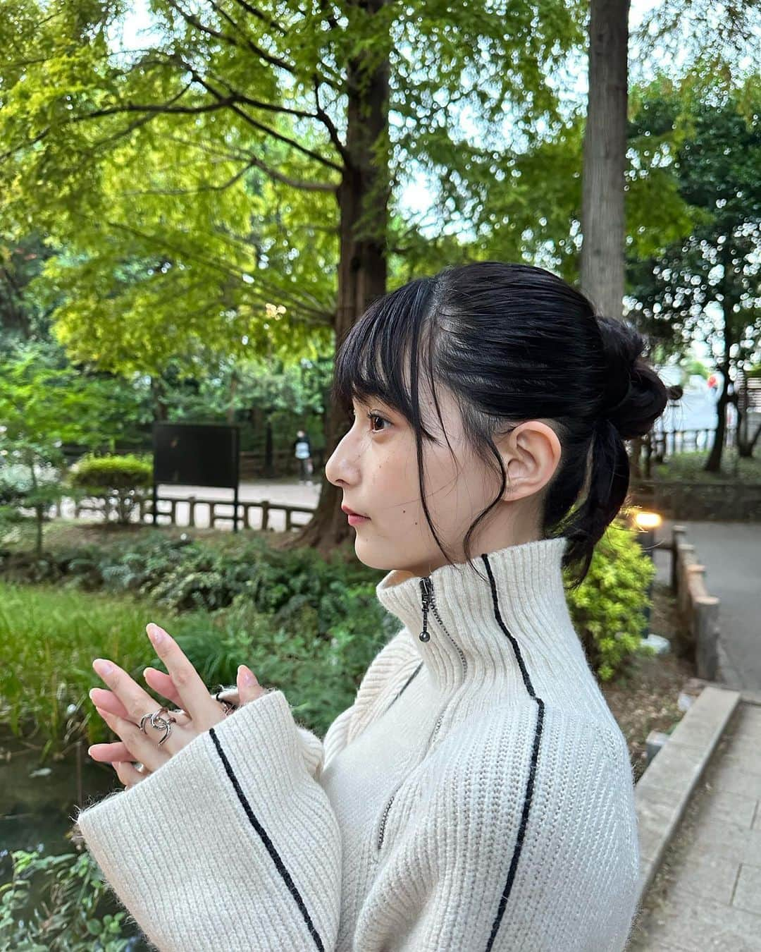 中澤瞳のインスタグラム：「あざとニット〜🧶 3枚目奇跡の一枚👀 なんででしょうか！  knit one-piece @el_jeanasis  bag @emoda_official」