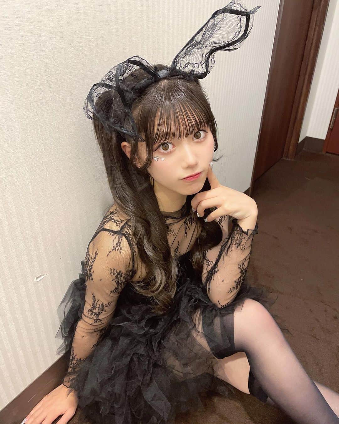 のインスタグラム：「バニーちゃん🖤   #ハロウィン #ハロウィンコスプレ  #ハロウィン仮装  #バニー #バニーガール  #うさぎ #うさぎコスプレ #コスプレ #仮装  #アイドル #Halloween #halloweenmakeup  #halloweencostume  #Halloweenphoto」