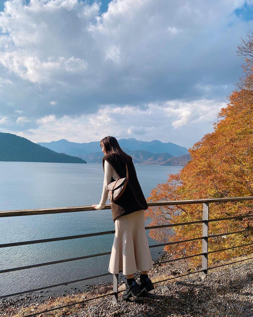 和田瞳さんのインスタグラム写真 - (和田瞳Instagram)「昨日は日帰りで日光へ🍁 紅葉が綺麗なタイミングで訪れることができてよかった〜  滞在時間が5時間あったので中禅寺湖の辺りをメインに散策を。 往復共に @tobutoptours_jp でスペーシア日光を取りました、初めて乗った🚃！  そして行ってみたかった旧英国大使館別荘がとってもよかったの、窓から中禅寺湖×紅葉という絶景を臨みながら、スコーンと紅茶を楽しむ時間がなんとも贅沢で忘れられません。  最後の1枚は道路が混みすぎて帰りの電車乗れないかもと焦ってたけど、奇跡的に間に合って歓喜の祝杯をあげるために急いで買ったビールです！！！！！ ※特に帰りは予定到着時刻より+30分以上はみて路線バスに乗ることをオススメします。  秋の日光最高でした🍂  vest : #melirich skirt : #RANDA tops : #momentplus bag : #louisvuitton . . . #PR #東武トップツアーズ #スゴ得 #日光紅葉 #紅葉スポット #日光観光 #tobutoptours #日帰り旅」10月28日 20時06分 - hitogram0218