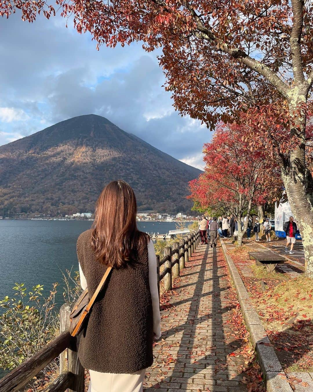 和田瞳さんのインスタグラム写真 - (和田瞳Instagram)「昨日は日帰りで日光へ🍁 紅葉が綺麗なタイミングで訪れることができてよかった〜  滞在時間が5時間あったので中禅寺湖の辺りをメインに散策を。 往復共に @tobutoptours_jp でスペーシア日光を取りました、初めて乗った🚃！  そして行ってみたかった旧英国大使館別荘がとってもよかったの、窓から中禅寺湖×紅葉という絶景を臨みながら、スコーンと紅茶を楽しむ時間がなんとも贅沢で忘れられません。  最後の1枚は道路が混みすぎて帰りの電車乗れないかもと焦ってたけど、奇跡的に間に合って歓喜の祝杯をあげるために急いで買ったビールです！！！！！ ※特に帰りは予定到着時刻より+30分以上はみて路線バスに乗ることをオススメします。  秋の日光最高でした🍂  vest : #melirich skirt : #RANDA tops : #momentplus bag : #louisvuitton . . . #PR #東武トップツアーズ #スゴ得 #日光紅葉 #紅葉スポット #日光観光 #tobutoptours #日帰り旅」10月28日 20時06分 - hitogram0218