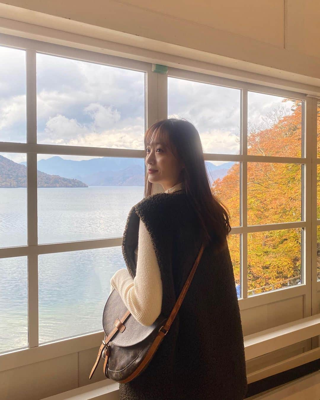 和田瞳のインスタグラム：「昨日は日帰りで日光へ🍁 紅葉が綺麗なタイミングで訪れることができてよかった〜  滞在時間が5時間あったので中禅寺湖の辺りをメインに散策を。 往復共に @tobutoptours_jp でスペーシア日光を取りました、初めて乗った🚃！  そして行ってみたかった旧英国大使館別荘がとってもよかったの、窓から中禅寺湖×紅葉という絶景を臨みながら、スコーンと紅茶を楽しむ時間がなんとも贅沢で忘れられません。  最後の1枚は道路が混みすぎて帰りの電車乗れないかもと焦ってたけど、奇跡的に間に合って歓喜の祝杯をあげるために急いで買ったビールです！！！！！ ※特に帰りは予定到着時刻より+30分以上はみて路線バスに乗ることをオススメします。  秋の日光最高でした🍂  vest : #melirich skirt : #RANDA tops : #momentplus bag : #louisvuitton . . . #PR #東武トップツアーズ #スゴ得 #日光紅葉 #紅葉スポット #日光観光 #tobutoptours #日帰り旅」