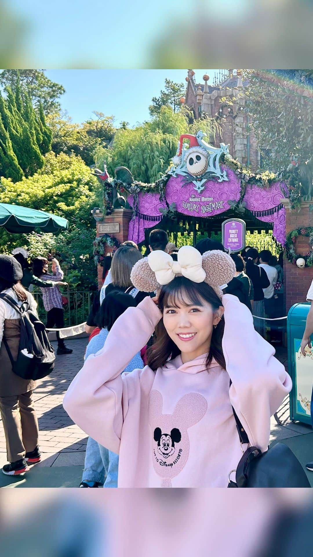 上坂由莉のインスタグラム：「Disney Land🎠 @tokyodisneyresort_official ⁡ やっとやっと来れた40周年ディズニーランド🎈 ずーっと観たかったハーモニーインカラーは DPA取得して見ました🌈 ⁡ ⁡ シーで中止になった花火も ランド日には開催されました🎇 すんごいよかったです🥺 ⁡ ⁡ なななななないろ〜🌈🩷 ⁡ ⁡ #東京ディズニーランド #ディズニーランド #ディズニー #ディズニー100周年 #ディズニー40周年 #夢の国 #ディズニーハロウィーン #ディズニー動画 #ミキミニ #ハーモニーインカラー #ハモカラ #リビングインカラー #ディズニーリール #ディズニーグルメ #dハロ #花火 #TDL #TDR #disneyvlog #disneyhalloween #vlog #tokyodisneyland #disneyland #tokyodisneyresort #harmonyincolor」