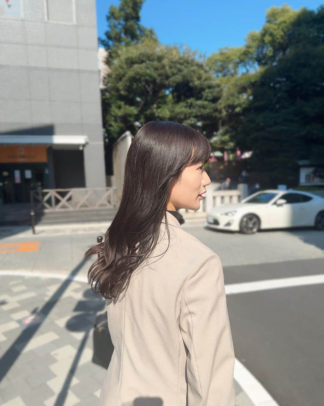 藤田奈那のインスタグラム：「＊ 外を歩くのが気持ち良い季節ですね🍂  最後の動画は、広場を見つけて走ってたら あみちゃんが撮ってくれたやつ。笑」