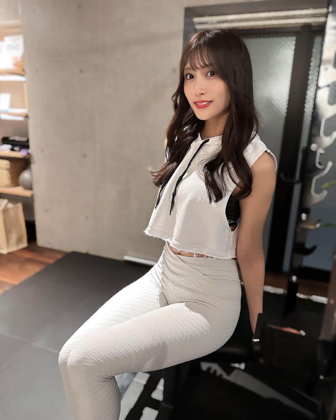 根岸愛さんのインスタグラム写真 - (根岸愛Instagram)「🤍🏋️🤍 . ジム行って来ました🥰 ウェアは白コーデでレンタル🤣💕✨ 今月はたっくさん食べた月だったので これから気合い入れて絞らなくては🥸 . @kayg_personalgym  @ayaumi.co.jp  . ##ケイジー #パーソナルジム新宿 #パーソナルトレーニング新宿 #パーソナルジム恵比寿 #パーソナルトレーニング恵比寿 #レンタルウェア #training」10月28日 20時08分 - negishiai927