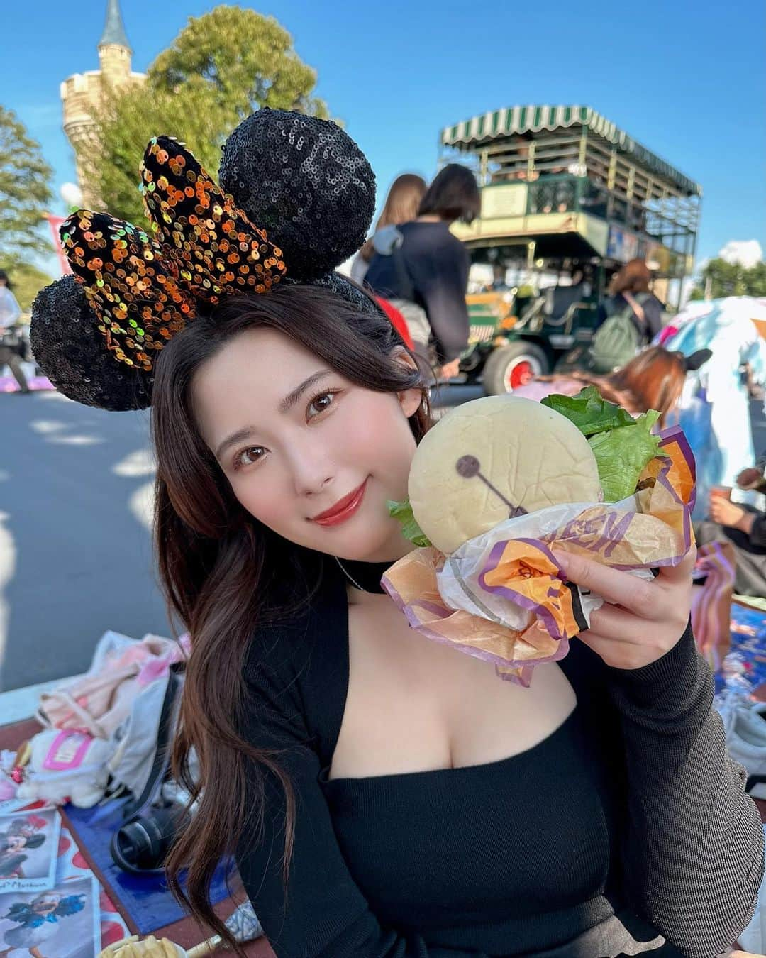 伊藤奈月さんのインスタグラム写真 - (伊藤奈月Instagram)「⁡ Dハロ🐭🎃 land編🏰 ⁡ ハモカラもスプブも 座ってゆっくり観れた👻🫶🏻 ⁡ 肩にマレフィセントの ドラゴン 乗っけて ハロウィン風😈🐉 ⁡ ⁡ #ディズニー  #Disney #TDL  #ディズニーランド #Dハロ  #ハロウィン  #Halloween #スプブ  #スプーキーbooダンス」10月28日 20時14分 - naachan__