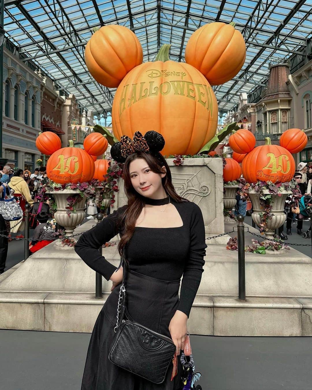 伊藤奈月さんのインスタグラム写真 - (伊藤奈月Instagram)「⁡ Dハロ🐭🎃 land編🏰 ⁡ ハモカラもスプブも 座ってゆっくり観れた👻🫶🏻 ⁡ 肩にマレフィセントの ドラゴン 乗っけて ハロウィン風😈🐉 ⁡ ⁡ #ディズニー  #Disney #TDL  #ディズニーランド #Dハロ  #ハロウィン  #Halloween #スプブ  #スプーキーbooダンス」10月28日 20時14分 - naachan__