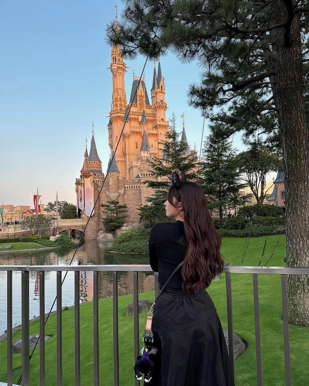 伊藤奈月さんのインスタグラム写真 - (伊藤奈月Instagram)「⁡ Dハロ🐭🎃 land編🏰 ⁡ ハモカラもスプブも 座ってゆっくり観れた👻🫶🏻 ⁡ 肩にマレフィセントの ドラゴン 乗っけて ハロウィン風😈🐉 ⁡ ⁡ #ディズニー  #Disney #TDL  #ディズニーランド #Dハロ  #ハロウィン  #Halloween #スプブ  #スプーキーbooダンス」10月28日 20時14分 - naachan__