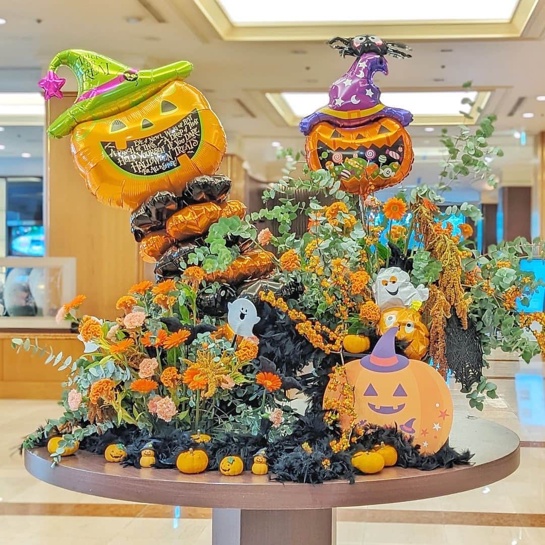 ロイヤルパークホテルのインスタグラム：「⁡ 1F メインロビーでは、フォトスポットだけでなく装花もハロウィン仕様になっております🎃 ご来館の際は、ぜひお立ち寄りください♪ ⁡ -——————————————— インスタグラム ハロウィン キャンペーン開催中！ 📷応募方法 ①ホテルインスタグラム公式アカウントをフォロー ②1F メインロビー「ハロウィンフォトスポット」またはレストラン「ハロウィンフェアメニュー」を撮影。 ③投稿文章に「@royalparkhotel.tokyo」「#365日願いが叶うホテル」をつけて投稿 -——————————————— ⁡ ⁡ #ロイヤルパークホテル #ロイヤルパークホテル水天宮 #royalparkhotel」