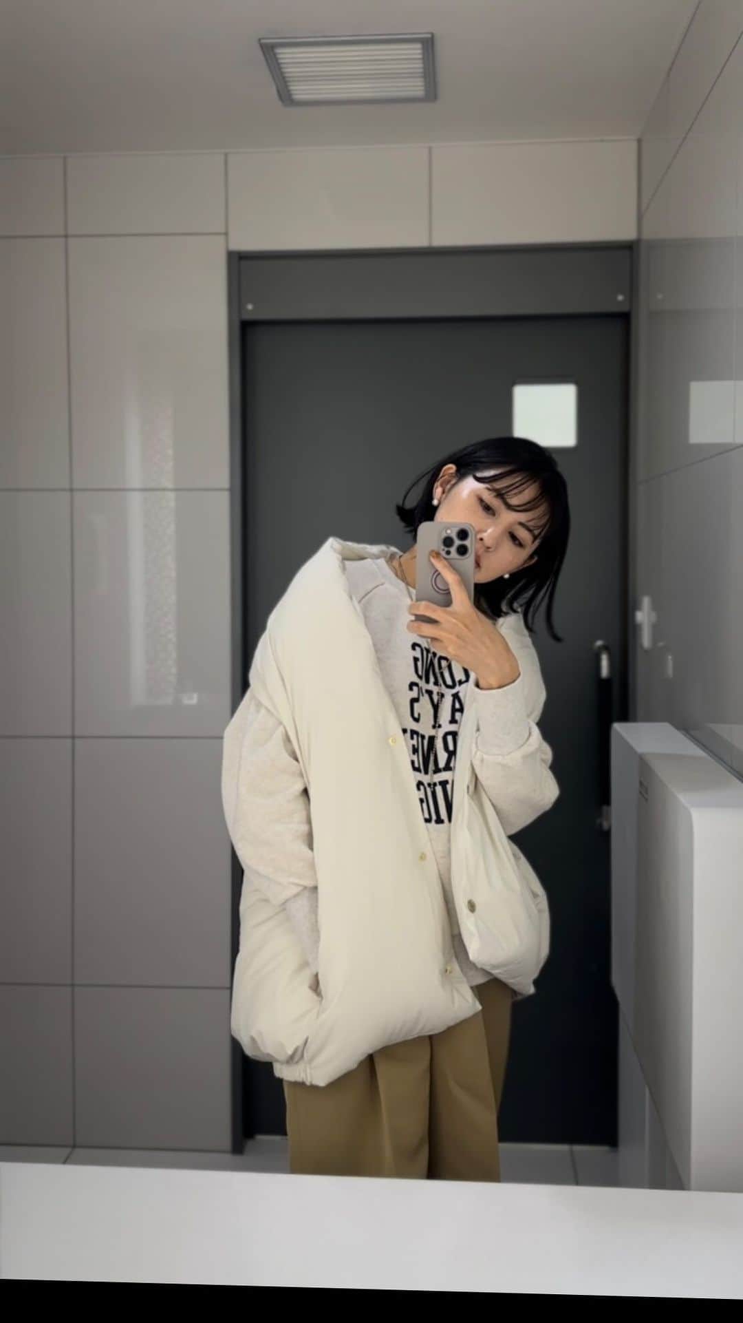 のインスタグラム：「食事の前に次女がトイレに行きたいというので一緒に行き、 さて、食べようと座ったらお腹が痛くなった長女を連れてまたトイレに行き、 さぁ、もう少しで食べ終わるってときに三女が💩をしたのでオムツを持ってトイレに向かい、 食事に戻って食べ終わるとすぐ出るタイプ💩の次女とトイレに向かい、 え、わたしってトイレの住人なの？ ってことでこんな動画が撮れました。  167センチ 🦺　@micaanddeal_official  👚　@micaanddeal_official  🩳　@uncrave_official  👢　@sesto_shoes    #ootd#姉妹#女の子ママ#三姉妹#三姉妹ママ#ママコーディネート#3人育児 #ママファッション#3児のママ#3児ママ#育児#6歳#4歳#1歳児#1歳6ヶ月 #スウェットコーデ #スウェット #ダウン #ベスト」