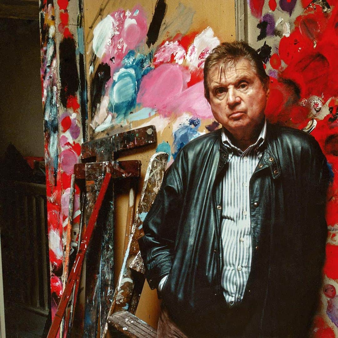 のインスタグラム：「Francis Bacon was born in Dublin, Ireland, on this day, October 28, in 1909. On the occasion, we're highlighting this deluxe edition of the November 1966 issue of "Derrière le Miroir" dedicated to Bacon, which was limited to 150 copies.  Fully illustrated, it includes five single-sheet color lithographs and one three-sheet foldout color lithograph. Published in French, the issue features text by Michel Leiris and an interview with Bacon by David Sylvester, the leading authority on Bacon’s work and his most significant interlocutor. Follow the link in our bio to view the rare book on Gagosian Shop (@shopgagosian). __________ #FrancisBacon #GagosianShop #Gagosian (1) Bruce Bernard, "Francis Bacon in His Studio," 1984 (detail) © Estate of Bruce Bernard (courtesy Virginia Verran); (2,3) "Francis Bacon: Derrière le Miroir, No. 62, 1966," (Maeght Éditeur, Paris); Artwork © The Estate of Francis Bacon. All rights reserved, DACS 2023」