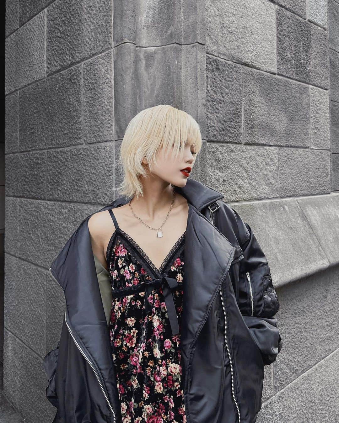 ハナエのインスタグラム：「ootd🖤 ランジェリー ＋ 冬物アウターっていう厚着なのか薄着なのかわからないコーデできる季節好き… ⁡ ⁡ MA-1とダブルのライダースがドッキングしたようなアウターは大好きなjouetie💋 ⁡   #jouetie#jouetie_ootd #pr @jouetie_official」