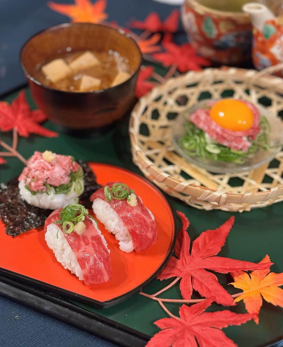 マキのインスタグラム：「こんばんは🌆  今日のお家ご飯は豪華な和牛をお取り寄せしたよ‼️ 新鮮で厳選された山形牛の和牛詰め合わせ  日本唯一の生肉専門通販サイト『肉刺卸せんど』   @shinsen2934sendo   こちらのセットには、醤油や薬味以外は全て入ってるの ・わぎゅとろ ・牛刺し ・ユッケ ・酢飯 ・韓国のり 握り鮨飯も入ってるよ👍  わぎゅとろは和牛のネギとろ‼️ 山形牛の良質な脂と濃厚な赤身が絶妙に混ぜてあってミルキーでとろりとした食感で、臭みなく美味でした。  牛刺しも握り鮨飯に載せて食べたら、さっぱりしていて 口の中で牛が溶ける感じなの。  どれも自然解凍するだけだから簡単で豪華な食卓になったよ👍  PR @shinsen2934sendo #和牛 #ユッケ #お取り寄せ #肉寿司 #肉スタグラム #肉刺卸せんど #生肉 #おうちごはん #おうちごはんlover #instafood #healthyeats#goodeats #hungry #omnomnom #foodie #homemade」