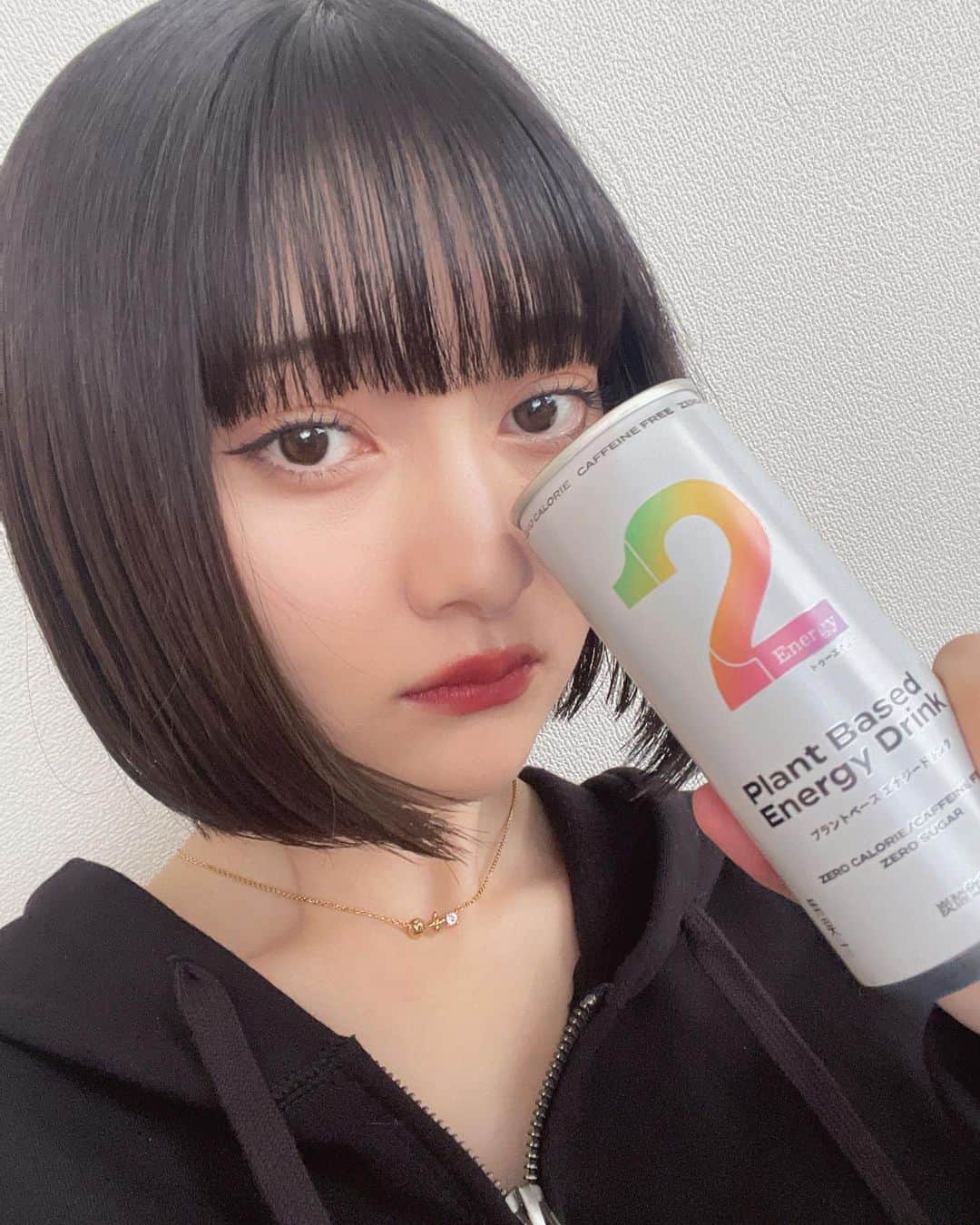 能登谷このんさんのインスタグラム写真 - (能登谷このんInstagram)「みんなはエナジードリンク飲みますか？🫧  私は普段からよく飲むのですが、今回2foodsさんから頂いた 2Energy（トゥーエナジー）がめちゃくちゃおすすめなのでご紹介‎߹ㅁ‎߹)♡  カフェインフリーでゼロカロリー&ゼロシュガーだから健康への不安だったり罪悪感も少なくて、味も美味しいからみんな飲みやすい🥹  ちょっと疲れた時とかはこれ飲んで気持ち切り替えて頑張れる。！！  #PR #2foods #2Energy #ココロもカラダもポジティブに #ギルトコントロール #ギルトフリー #カフェインフリーエナジードリンク #ギルトフリーエナジードリンク #2Series」10月28日 20時15分 - konon_0212