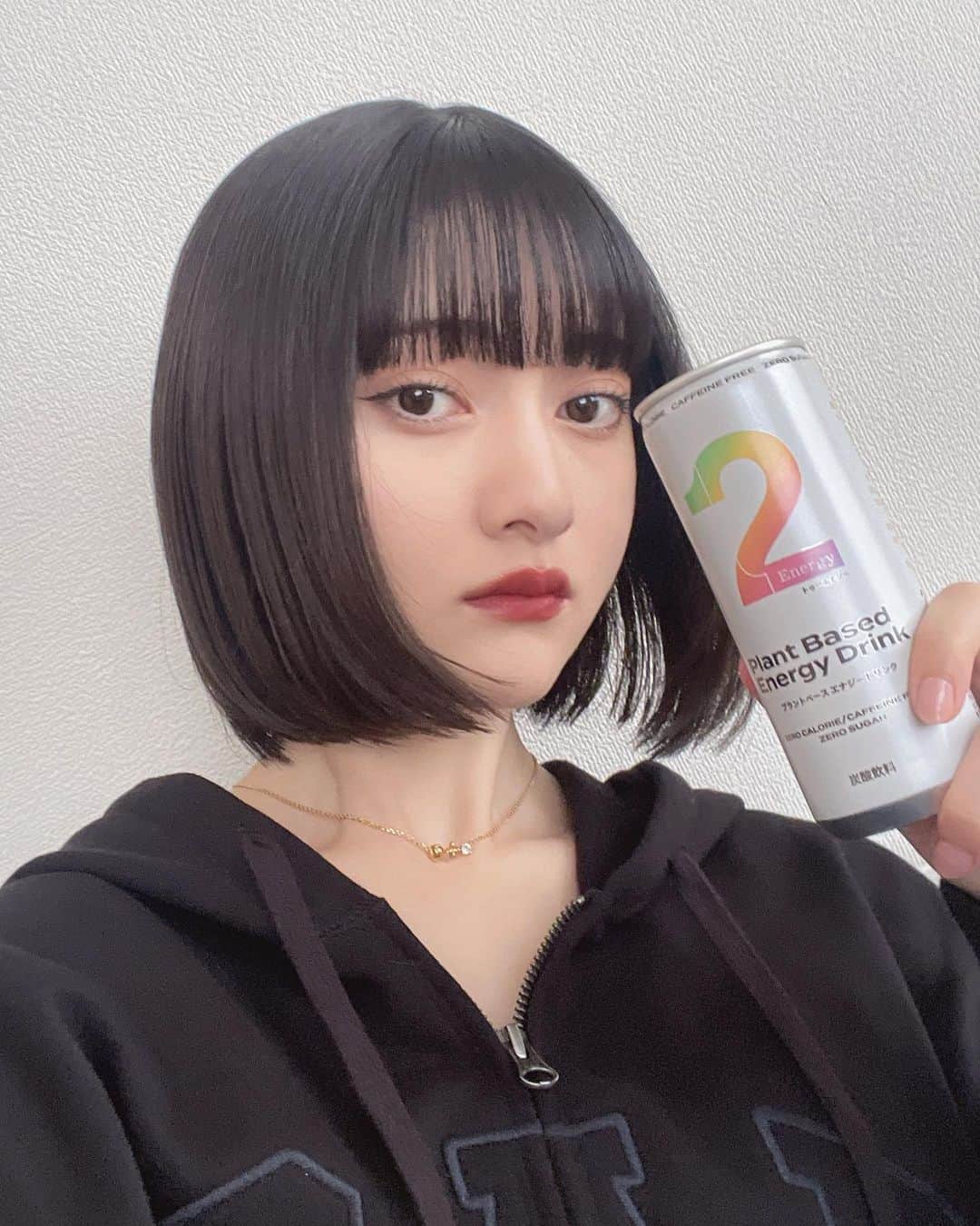 能登谷このんさんのインスタグラム写真 - (能登谷このんInstagram)「みんなはエナジードリンク飲みますか？🫧  私は普段からよく飲むのですが、今回2foodsさんから頂いた 2Energy（トゥーエナジー）がめちゃくちゃおすすめなのでご紹介‎߹ㅁ‎߹)♡  カフェインフリーでゼロカロリー&ゼロシュガーだから健康への不安だったり罪悪感も少なくて、味も美味しいからみんな飲みやすい🥹  ちょっと疲れた時とかはこれ飲んで気持ち切り替えて頑張れる。！！  #PR #2foods #2Energy #ココロもカラダもポジティブに #ギルトコントロール #ギルトフリー #カフェインフリーエナジードリンク #ギルトフリーエナジードリンク #2Series」10月28日 20時15分 - konon_0212