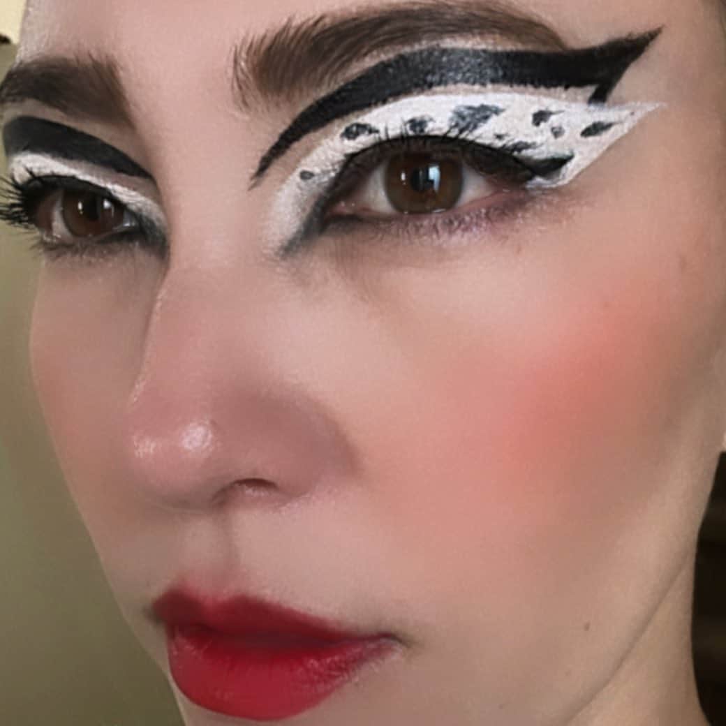 のインスタグラム：「今日のメイクにいかが？！🎃(私です)🤣 #crulella #halloweenmakeup」