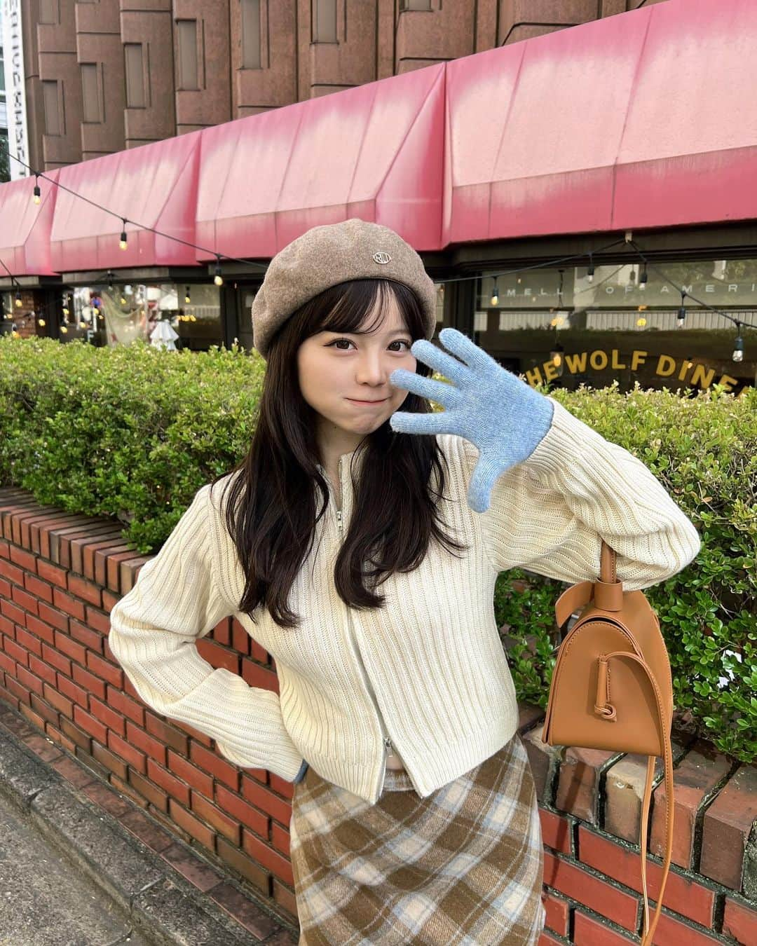 深結のインスタグラム：「🍂〜  RiLi originalのトップス ダブルジップでかんわいいの〜  全体はブラウン系で差し色でブルーの手ぶくろ🧤 ぜーんぶRiLiだよ☺︎ このコーデお気に入り^ ^  #rili_shopping  #ブラウンコーデ  #秋コーデ #秋服」