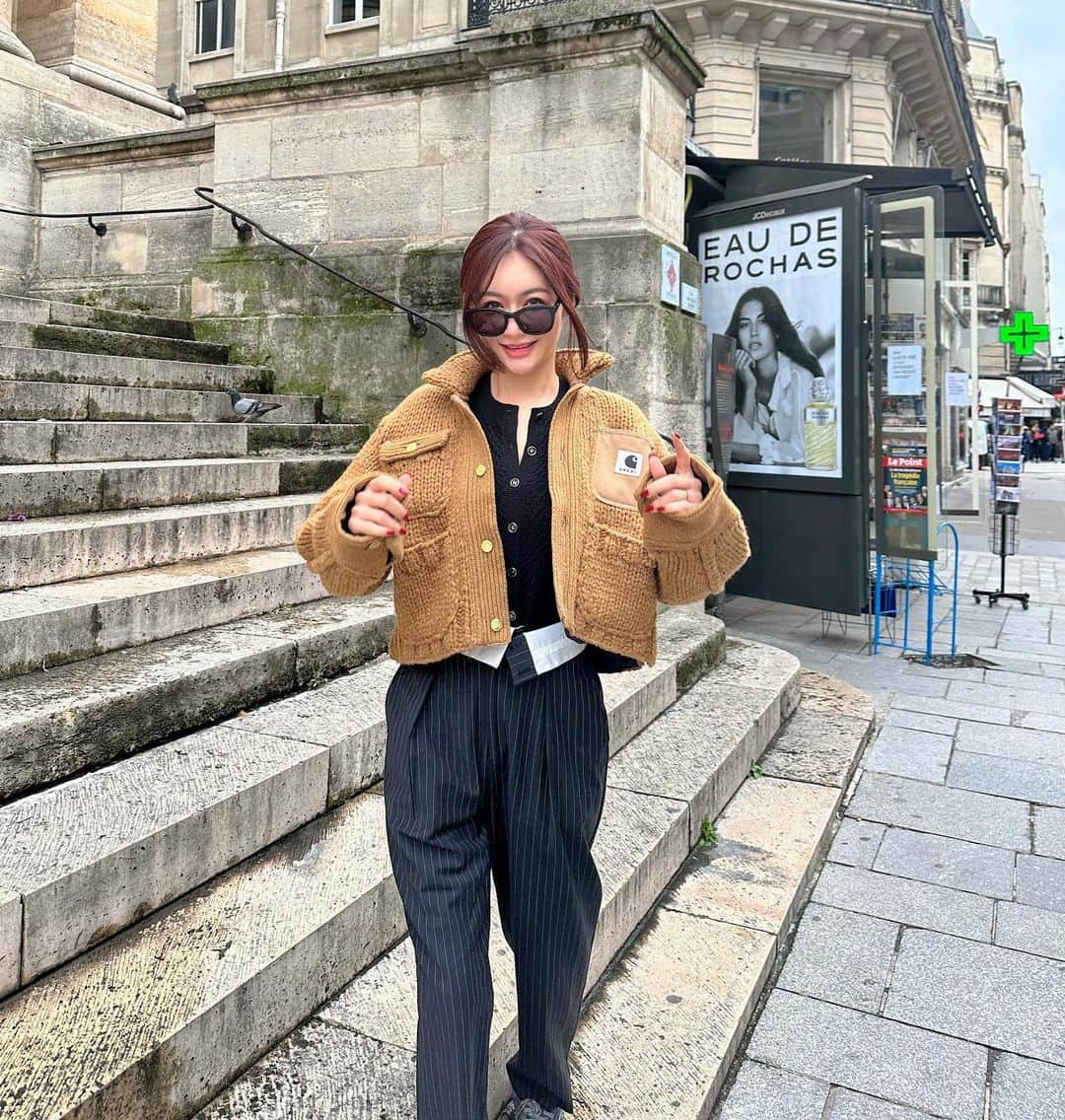 Reikaのインスタグラム：「麗果風ストリートスタイル😎  Tops @carhartt @sacaiofficial  Pants @miesrohe_  Sneakers @newbalance   #sacaicarharttwip  #newbalance9060  #miesrohe」