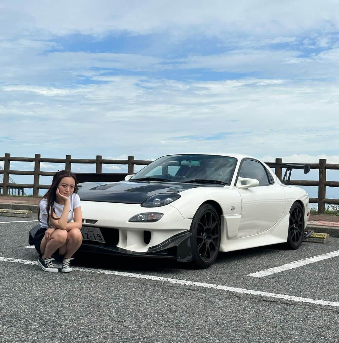 ARISAのインスタグラム：「たまには写真の投稿も❣️  いろんな角度のFDちゃんと私です🚗💨  #rx7 #fd #fd3s #mazda #峠#イニシャルd#drift#車好き女子 #mt車 #マニュアル車」