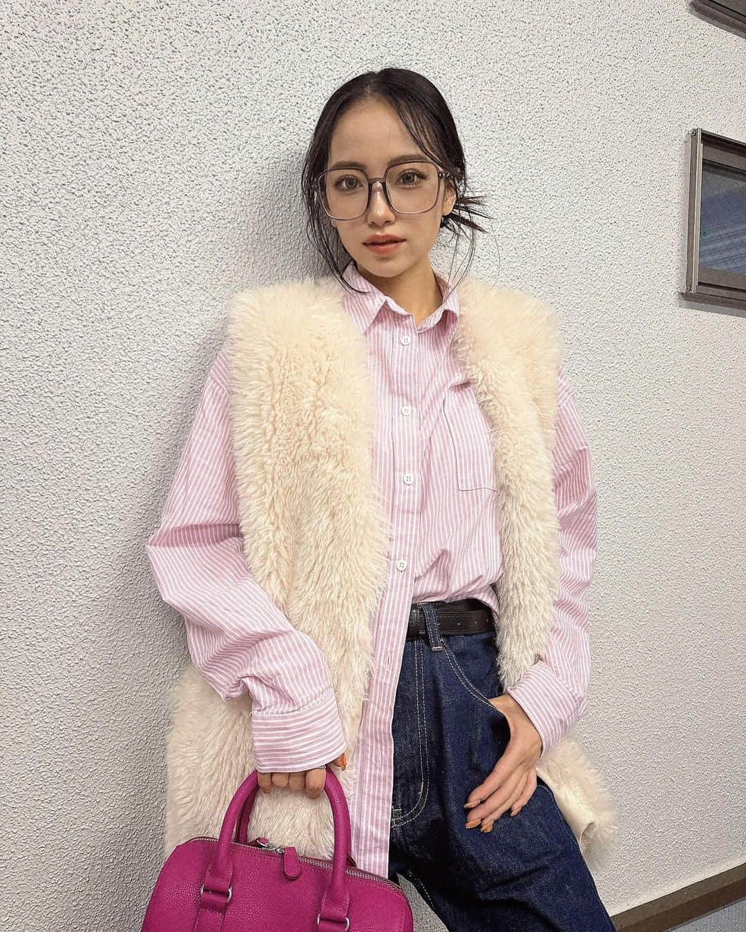 前川琳菜（りなち）のインスタグラム：「✩‧₊˚  🩷🤍💙  #코디 #코디스타그램 #옷 #스타일링 #패션 #패션스타그램 #옷스타그램 #데일리록 #me #japangirl #girl #fashion #coordinate #style #code #instafashion #コーデ #コーディネート #ファッション #シャツコーデ #デニムコーデ #ファーベスト #ボストンバッグ #メガネ女子 #カチモリ #りなちこーで」