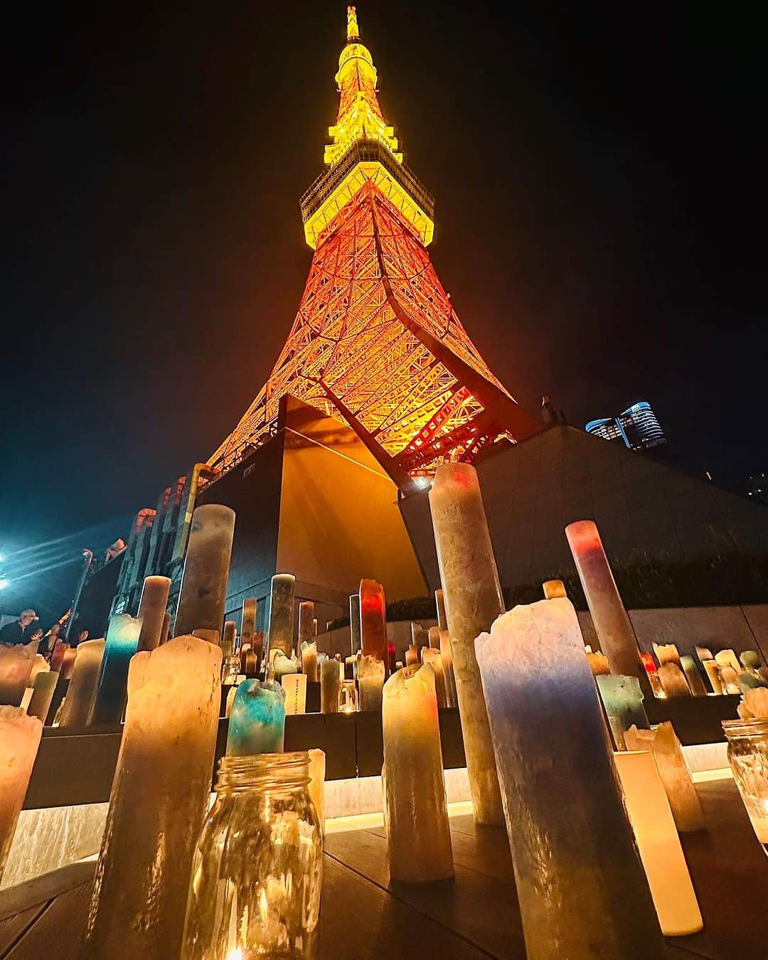 東京タワーのインスタグラム：「. キャンドル×東京タワー×日本文化 を 堪能できる"灯り"の祭典  「TOKYO TOWER CANDLE DAYS 2023」   日本におけるキャンドル・カルチャーを 多様な観点から楽しむことができるこちらのイベント🕯️   キャンドル装飾、マーケット、ワークショップと キャンドルコンテンツが盛りだくさん。   本日は、東京タワーの足元でゆらめく 無数のキャンドルを映した1枚をご紹介。   イベントは、明日29日（日）まで開催されています。   「都会のキャンドル」 東京タワーの下で、色とりどりのキャンドルに包まれながら ゆったりとした時間を過ごしてみませんか😊！？  ———————————  【 お知らせ 】  🆕 TikTok  東京タワーの公式TikTokアカウントが 開設されました！  詳細はプロフィールにあるリンクから↓ @tokyotower_official  ■ 公式LINE  東京タワー公式LINEでは 東京タワーのイベント情報を お届けしています！  詳細はプロフィールにあるリンクから↓ @tokyotower_official  ■ Your Tokyo Tower 🗼  # your_tokyotowerで あなたの東京タワーをリポスト！  @tokyotower_official の タグ付けをしてくれると見つけやすいよ！  皆様からの投稿 どしどしお待ちしております！  ———————————  #東京タワー #東京タワー🗼  #tokyotower #tokyotower🗼  #キャンドル #candle  #candles」