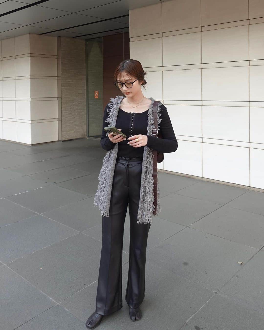 涼佳のインスタグラム：「Today's outfit🏷️🩶  お久しぶりにほぼブラックなコーデ🖤 プードル🐩のグレー×ホワイトの編み込まれた ニットベストはかなーりお気に入り🫶🏻  そして最近までインスタの写真をiPhoneで撮ってたんだけど カメラに戻そうかなと📷♡  🏷️ tops  @enapartment_official  pants, knit vest  @_few_official  boots  @maisonmargiela  bag  @jilsander」