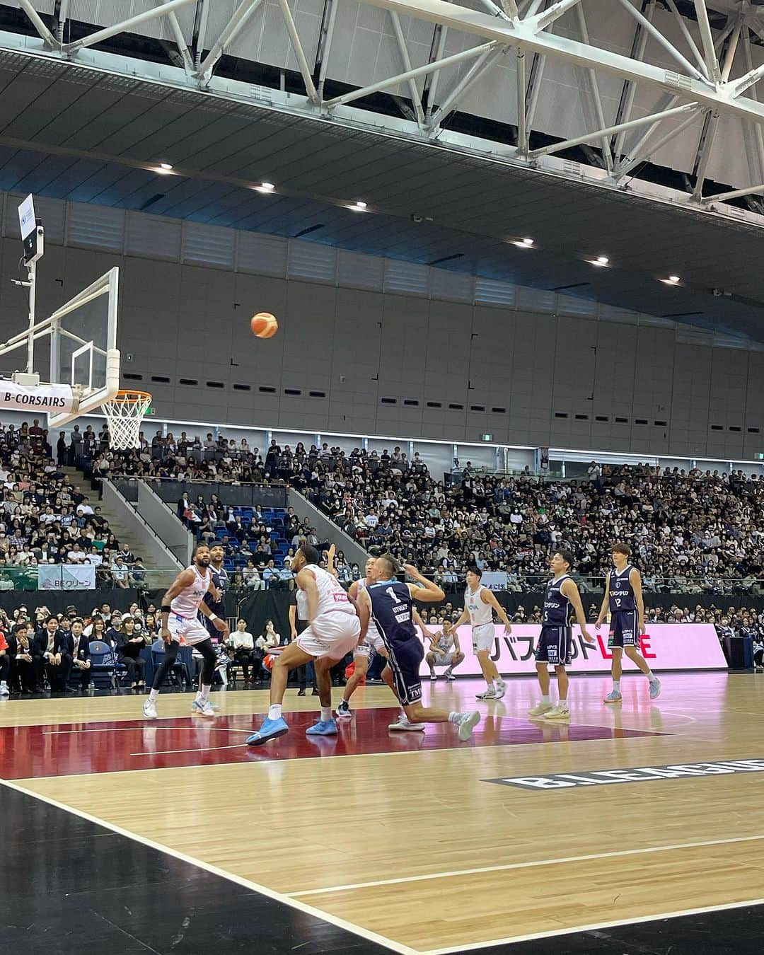 金子実加さんのインスタグラム写真 - (金子実加Instagram)「横浜ビー・コルセアーズ🏀 @yokohama.b_corsairs  かなりレベル高い戦いで 感動しました🤍白熱！ めちゃくちゃ、かっこいい😎  #横浜ビーコルセアーズ #横浜 #横浜国際プール #spalding #bcorsairs #yokohama #横浜バスケ #バスケ #バスケットボール #試合 #プロバスケ #プロ #選手 @kawamurayuki_8 #河村勇輝　 @yusei.s624 #杉浦佑成  @kouya.bsk10 #須藤昂矢 #田中力 @chikaratanaka_」10月28日 20時21分 - kanekomika0127