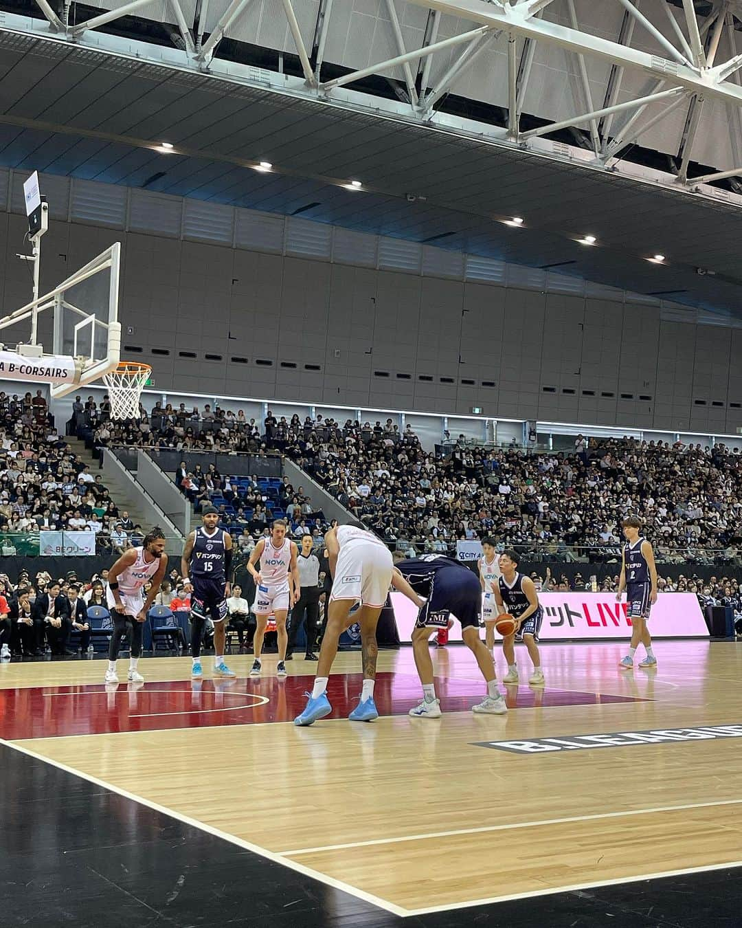 金子実加さんのインスタグラム写真 - (金子実加Instagram)「横浜ビー・コルセアーズ🏀 @yokohama.b_corsairs  かなりレベル高い戦いで 感動しました🤍白熱！ めちゃくちゃ、かっこいい😎  #横浜ビーコルセアーズ #横浜 #横浜国際プール #spalding #bcorsairs #yokohama #横浜バスケ #バスケ #バスケットボール #試合 #プロバスケ #プロ #選手 @kawamurayuki_8 #河村勇輝　 @yusei.s624 #杉浦佑成  @kouya.bsk10 #須藤昂矢 #田中力 @chikaratanaka_」10月28日 20時21分 - kanekomika0127