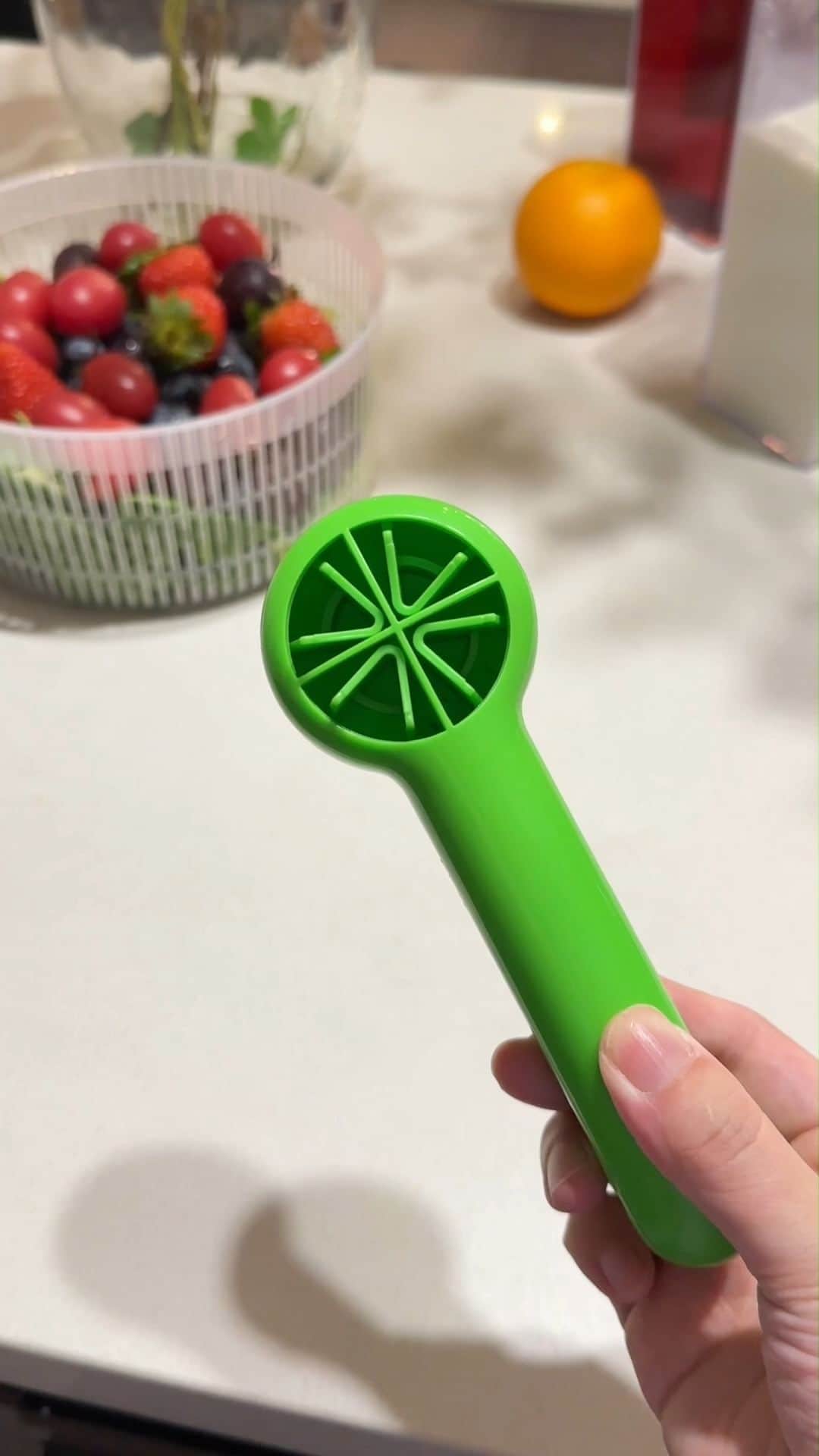 SHEINのインスタグラム：「No metal? No problem! Our bladeless fruit & veggie slicer is a safe, savvy snack tool for all ages 🍇🍓🧒👶   🔎 19019905  #SHEIN #SHEINforAll #SHEINstyle #fashion #chic #saveinstyle」