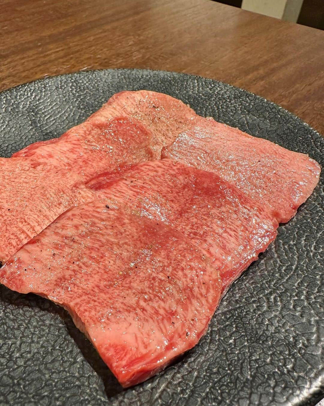 麻亜里さんのインスタグラム写真 - (麻亜里Instagram)「渋谷デートの1日！  焼肉 新井屋のタンが美味しかった…🤤 ご飯の後は面白いボードゲームを探しにボドゲカフェへ！  私はじっくり頭を使うゲームより瞬発的に決めたり感覚で遊ぶゲームが好きです👻 面白かったものを２つ載せておく🫶  ふわふわカーディガンは @naturalbeautybasic_official  . #naturalbeautybasic#NBB#ナチュラルビューティーベーシック#焼肉新井屋#ボードゲーム#ボドゲカフェ」10月28日 20時23分 - maari.0108