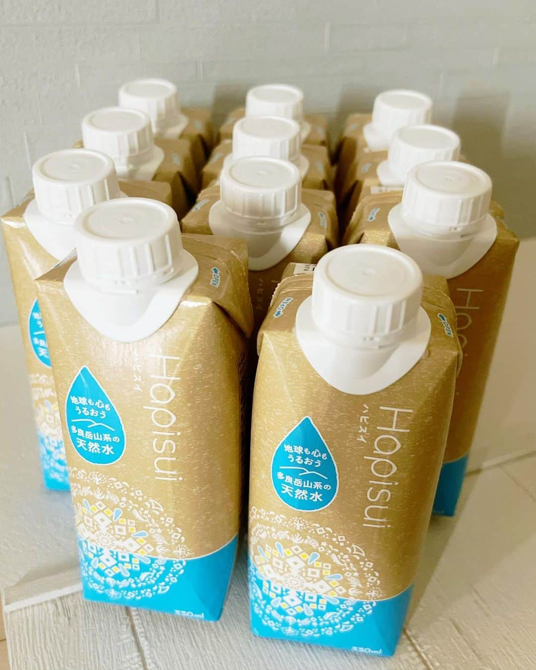 辻りんさんのインスタグラム写真 - (辻りんInstagram)「💠国産ナチュラルウォーターHapisui(ハピスイ)330ml💠 @hak_kikaku さんの商品✨️   🌟佐賀県と長崎県の県境に位置する多良岳山系の  🌟自然のおいしさを安心して 味わっていただけるナチュラルウォーター  💙再生プラスチックやアルミ缶よりも 気候変動への負担が低い紙容器入り 国産ナチュラルウォーター  💙包材原料にはFSC認証を受けた森林の木材を使用🌳  💙SDGsに関しては、17のうち14のゴールに貢献  💙商品1本につき1円が、（公益）国土緑化推進機構「みどりの募金」に寄付され、地球温暖化防止に役立っています🫶  ペットボトルと比べてプラスチック 使用量が56%も削減されるんだって✨️(330ml) 紙パックの ミネラルウォーターで 環境にいい生活を✨️  PR @hak_kikaku #脱プラ #Hapisui #脱プラスチック #紙容器入りナチュラルウォーター #環境保護 #紙パック飲料 #サスティナブル」10月28日 20時23分 - tsujilean