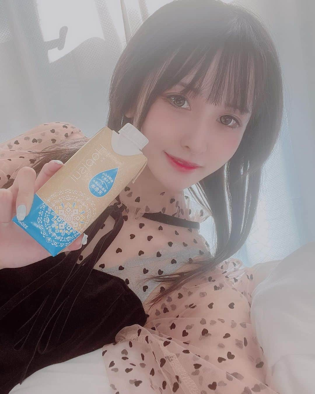 辻りんさんのインスタグラム写真 - (辻りんInstagram)「💠国産ナチュラルウォーターHapisui(ハピスイ)330ml💠 @hak_kikaku さんの商品✨️   🌟佐賀県と長崎県の県境に位置する多良岳山系の  🌟自然のおいしさを安心して 味わっていただけるナチュラルウォーター  💙再生プラスチックやアルミ缶よりも 気候変動への負担が低い紙容器入り 国産ナチュラルウォーター  💙包材原料にはFSC認証を受けた森林の木材を使用🌳  💙SDGsに関しては、17のうち14のゴールに貢献  💙商品1本につき1円が、（公益）国土緑化推進機構「みどりの募金」に寄付され、地球温暖化防止に役立っています🫶  ペットボトルと比べてプラスチック 使用量が56%も削減されるんだって✨️(330ml) 紙パックの ミネラルウォーターで 環境にいい生活を✨️  PR @hak_kikaku #脱プラ #Hapisui #脱プラスチック #紙容器入りナチュラルウォーター #環境保護 #紙パック飲料 #サスティナブル」10月28日 20時23分 - tsujilean