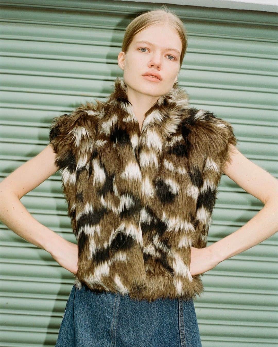 シー ニューヨークさんのインスタグラム写真 - (シー ニューヨークInstagram)「The Karlie faux fur vest ✨ #seanewyork」10月28日 20時23分 - seanewyork