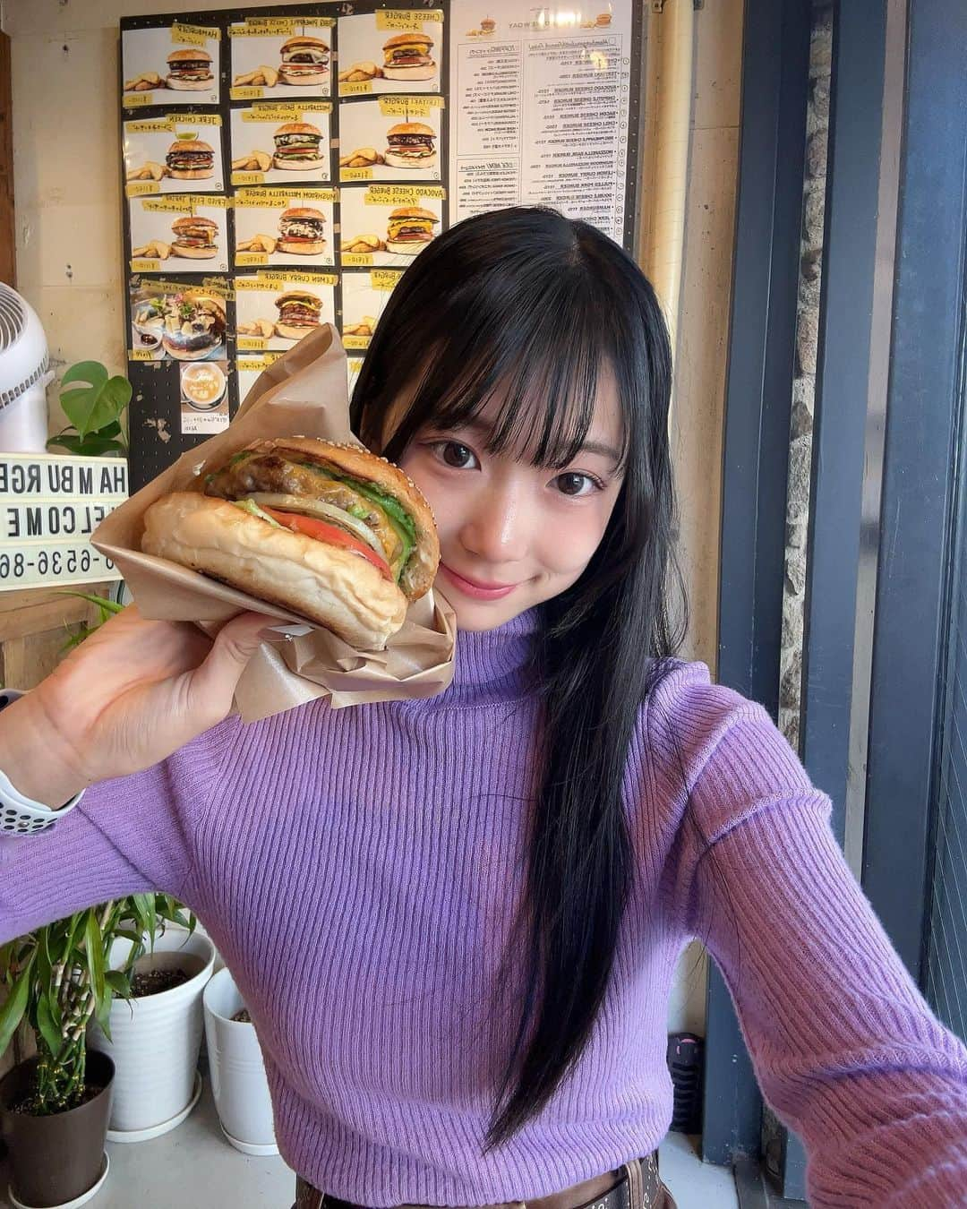 百田汐里さんのインスタグラム写真 - (百田汐里Instagram)「撮影終わりにハンバーガー食べた🍔♡ おいしかたな〜😽 ． ．  #ハンバーガー #food #jkブランド  #jk  #jkの素敵な思い出  #ファッション  #黒髪ロング  #ストレート  #メイク  #今日好き  #ヘアアレンジ  #ヘアアレンジ簡単  #fashion  #like  #instagram  #ハーフアップ  #冬服  #ootd  #셀카  #좋아  #좋아요  #머리  #얼스타그램 #메이크업  #오오티디 #일상」10月28日 20時24分 - shi._.o19