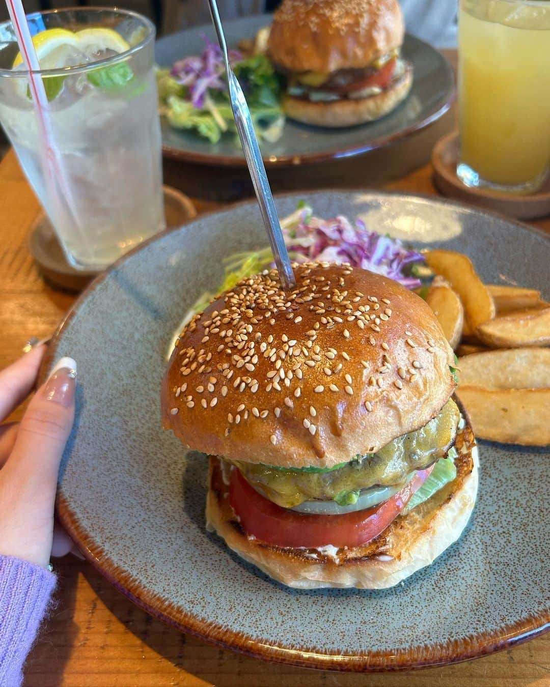 百田汐里さんのインスタグラム写真 - (百田汐里Instagram)「撮影終わりにハンバーガー食べた🍔♡ おいしかたな〜😽 ． ．  #ハンバーガー #food #jkブランド  #jk  #jkの素敵な思い出  #ファッション  #黒髪ロング  #ストレート  #メイク  #今日好き  #ヘアアレンジ  #ヘアアレンジ簡単  #fashion  #like  #instagram  #ハーフアップ  #冬服  #ootd  #셀카  #좋아  #좋아요  #머리  #얼스타그램 #메이크업  #오오티디 #일상」10月28日 20時24分 - shi._.o19