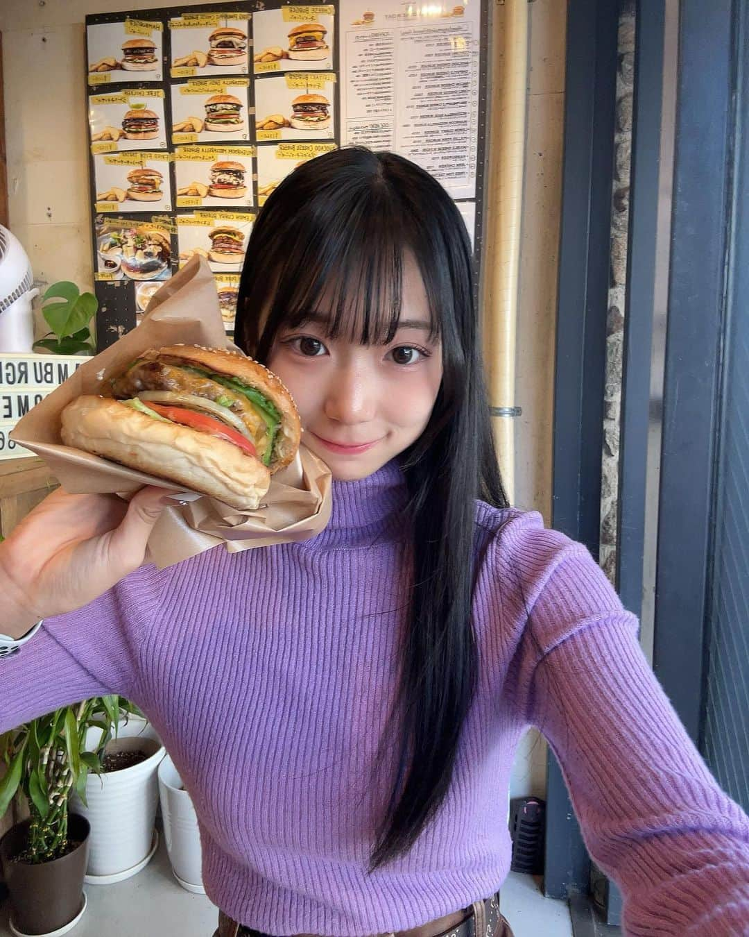 百田汐里さんのインスタグラム写真 - (百田汐里Instagram)「撮影終わりにハンバーガー食べた🍔♡ おいしかたな〜😽 ． ．  #ハンバーガー #food #jkブランド  #jk  #jkの素敵な思い出  #ファッション  #黒髪ロング  #ストレート  #メイク  #今日好き  #ヘアアレンジ  #ヘアアレンジ簡単  #fashion  #like  #instagram  #ハーフアップ  #冬服  #ootd  #셀카  #좋아  #좋아요  #머리  #얼스타그램 #메이크업  #오오티디 #일상」10月28日 20時24分 - shi._.o19