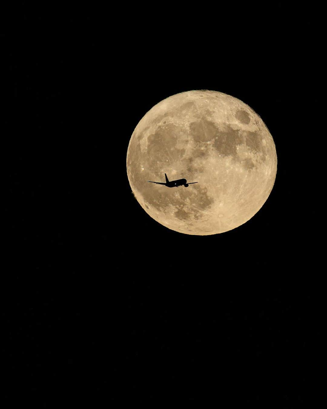 SHOCK EYEのインスタグラム：「夜中未明から明日29日は満月🌕 下ばかり向いてないで空を見上げて^ ^  #満月 #ハンターズムーン #今日の夜から明日にかけて満月」