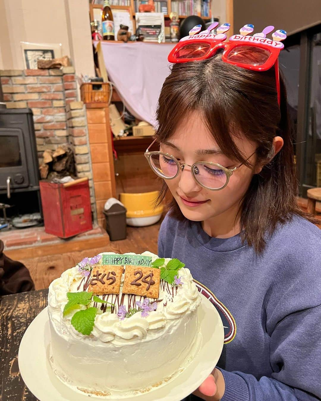 井上咲楽さんのインスタグラム写真 - (井上咲楽Instagram)「実家に帰ったら、誕生日を祝ってもらえた。  次女と私は誕生日が同じ月だから、昔からまとめて誕生日をお祝いしてもらっていた。 いつも、どっちの誕生日に近い日に誕生会をするかで喧嘩をしていたのに、今年は私だけの誕生会になっていて、妹の会はもう済んだらしい。  喧嘩していたあの頃に別々にやってくれよ〜今は大人なんだから喧嘩しないよ。一緒でいいよ。と笑ってしまった誕生会だった  ケーキに乗っている花は庭に咲いてた花とハーブらしい！井上家の誕生会は決まって手巻き寿司」10月28日 20時24分 - bling2sakura