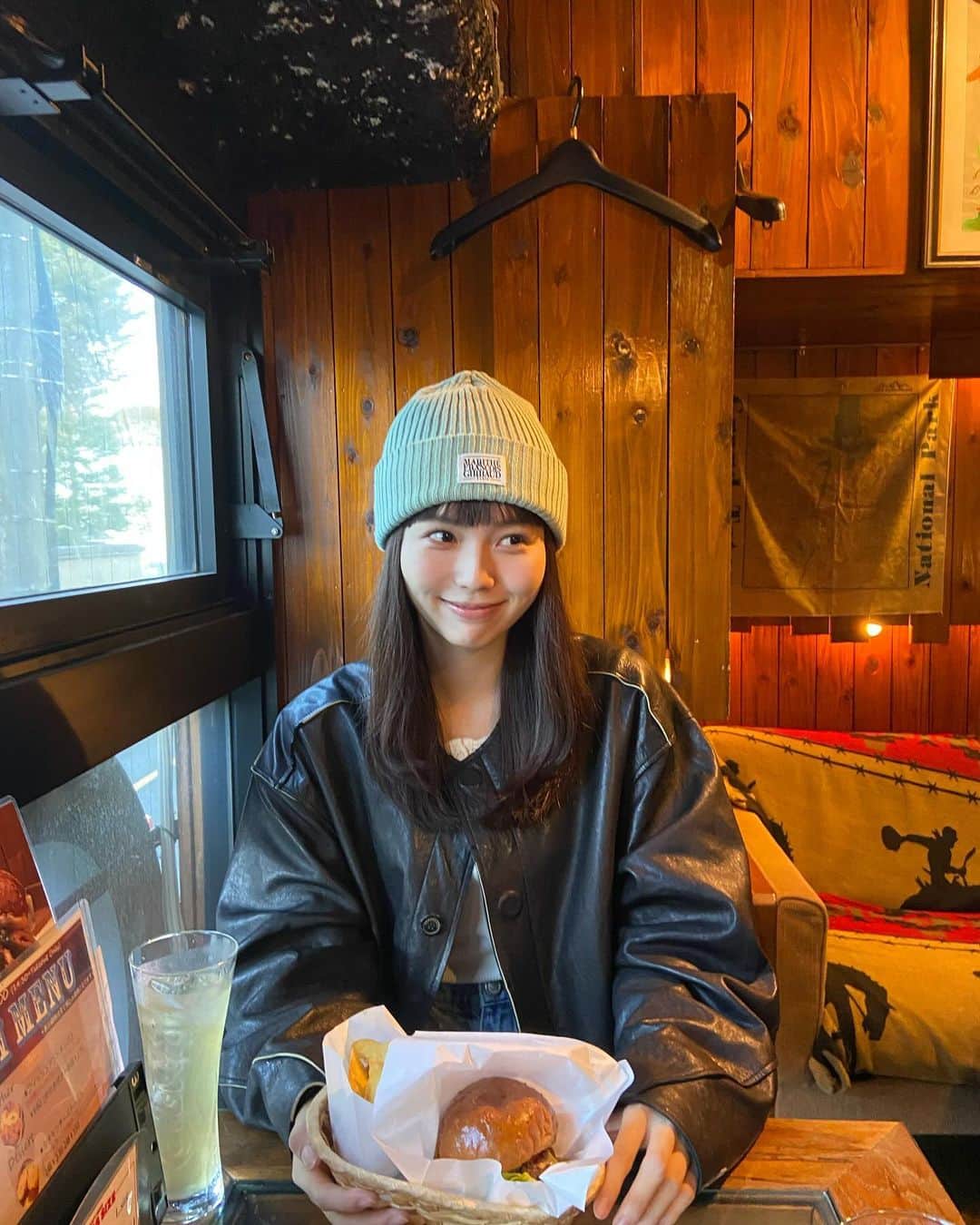 秋田汐梨のインスタグラム：「ㅤ 🍔🍔🍔  ポテト食べながらのハンバーガーが1番美味しい！！」