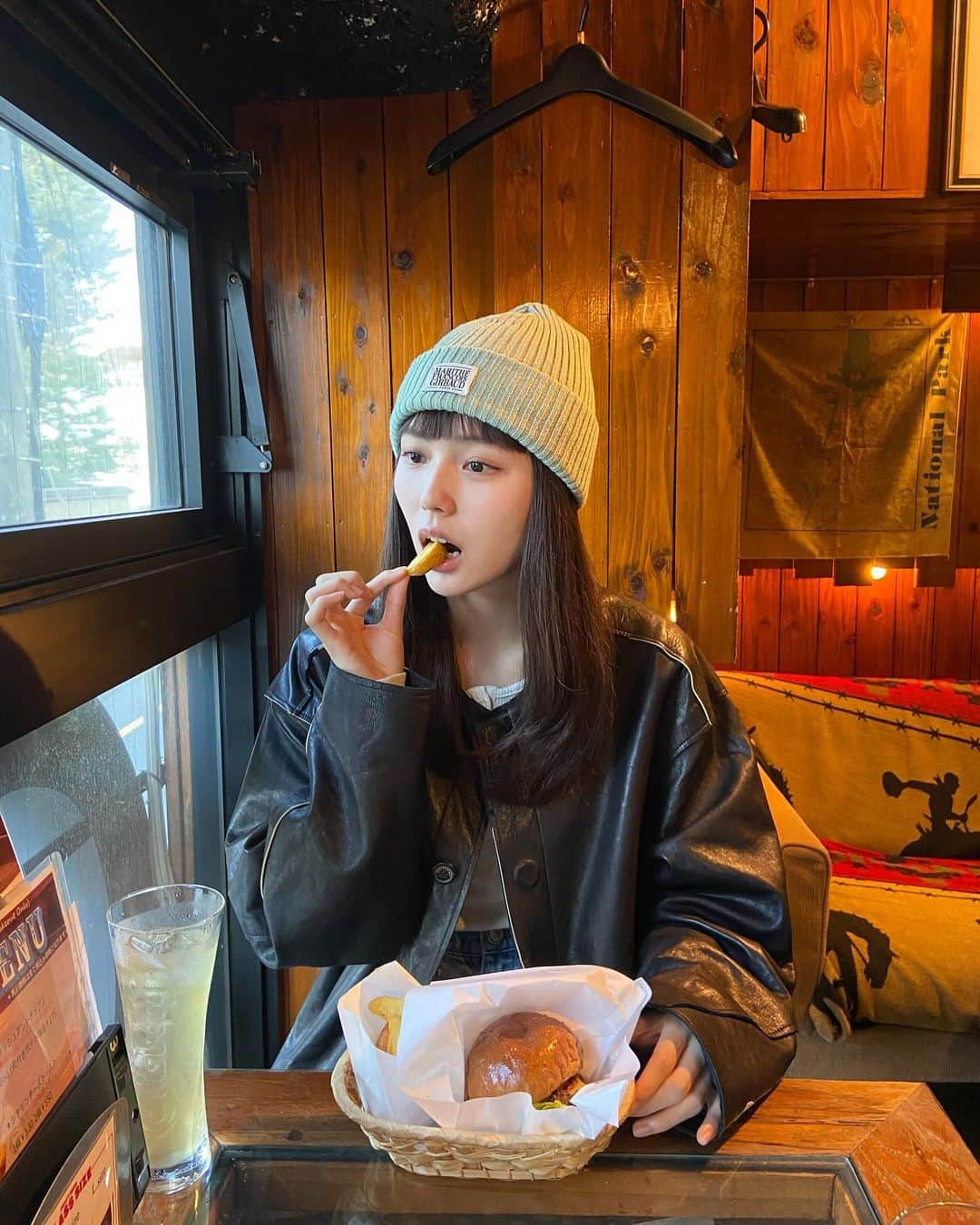 秋田汐梨さんのインスタグラム写真 - (秋田汐梨Instagram)「ㅤ 🍔🍔🍔  ポテト食べながらのハンバーガーが1番美味しい！！」10月28日 20時25分 - shiori_akita319official