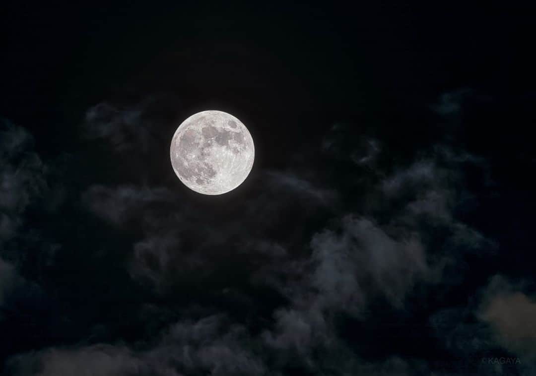 KAGAYAのインスタグラム：「今撮影した満月です。 明朝（10/29）5時ごろ、西の空低く満月がわずかに欠ける部分月食が起こります。早起きされたかたは西がひらけた場所でごらんください。  #moon #お月見 #starphotography #sonyalpha #α7rv」