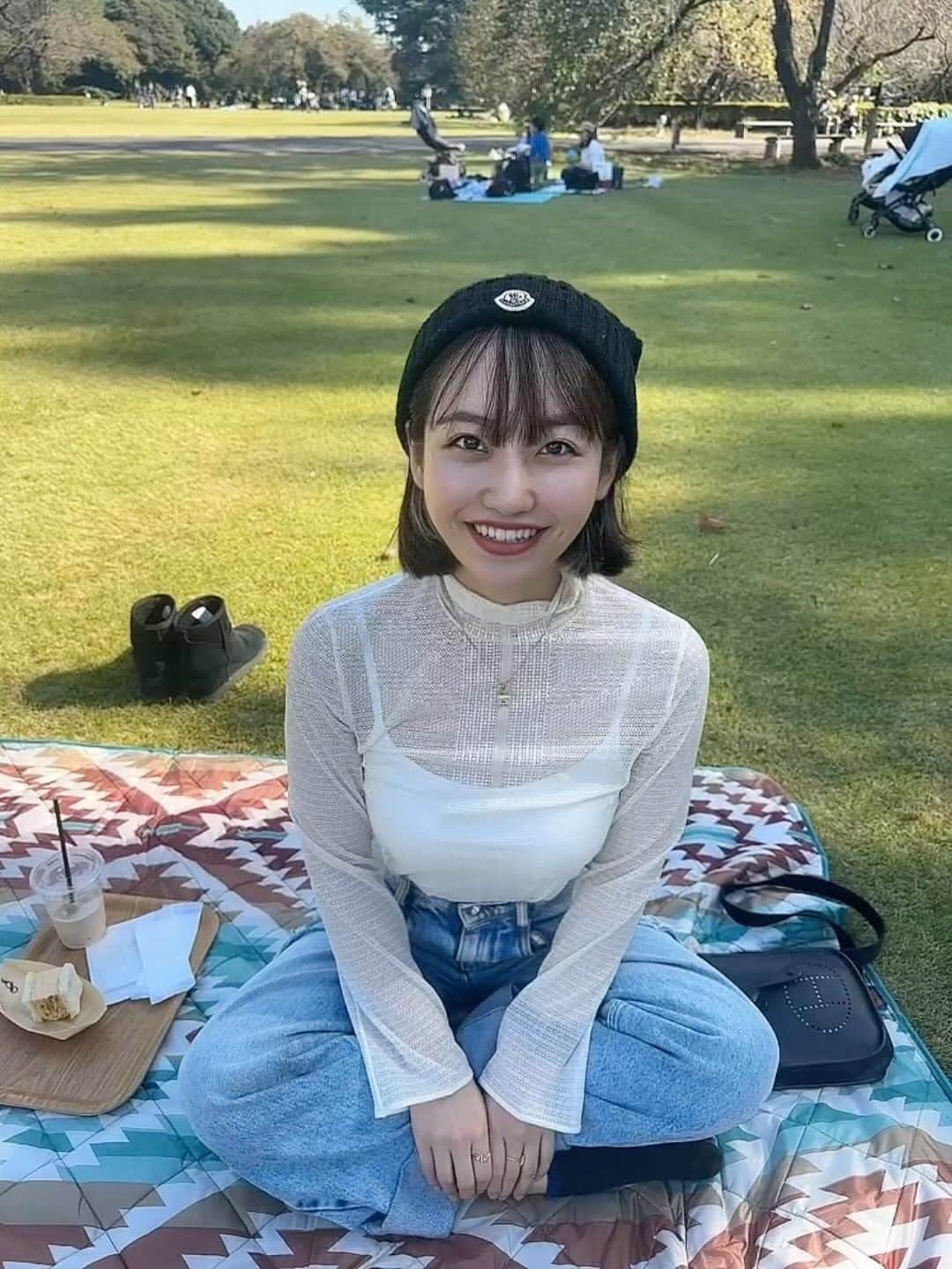 中西悠綺のインスタグラム：「中文vlog〜💟 この日は三重のお友達とピクニックしたんやけど遠くに住んどるのに可愛い敷物も持ってきてくれて感謝でした🥲  以前我覺得咖啡很苦, 但最近越來越喜歡了〜 但我還是想加牛奶🥛🤭  #中国語 #新宿御苑 #野餐 #ピクニック」
