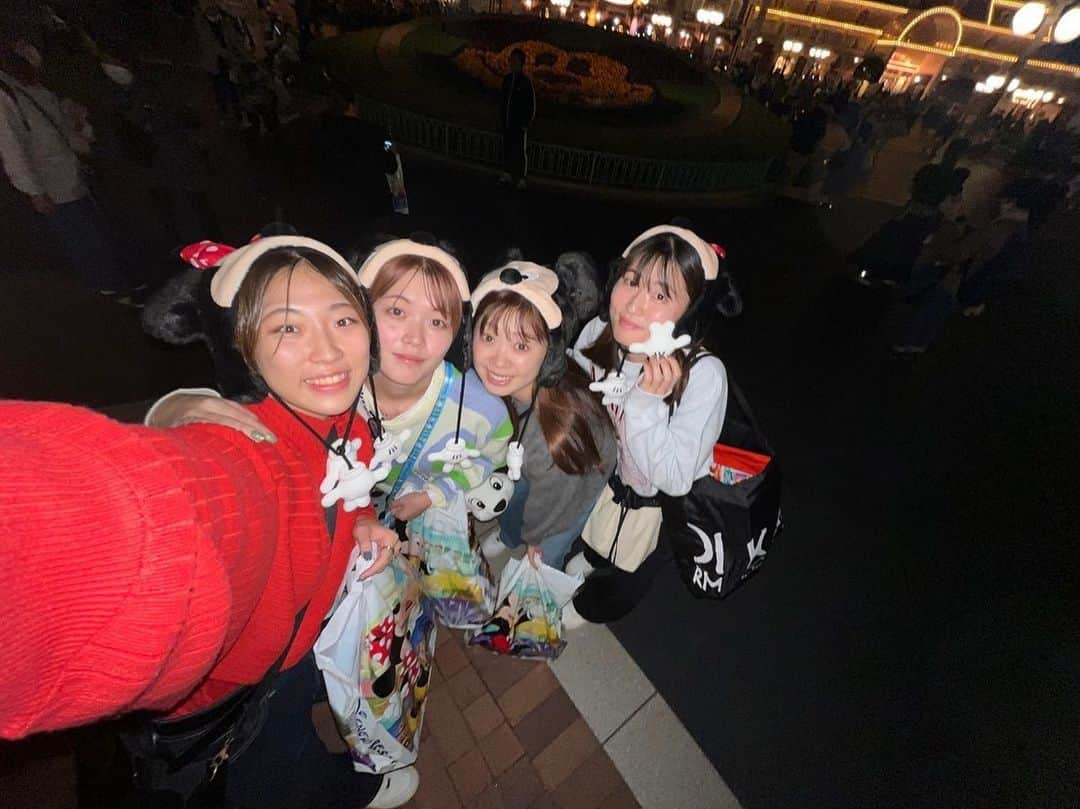 持田早智のインスタグラム：「. ✨🐭🏰✨ DisneyLand ✨👭👭✨」