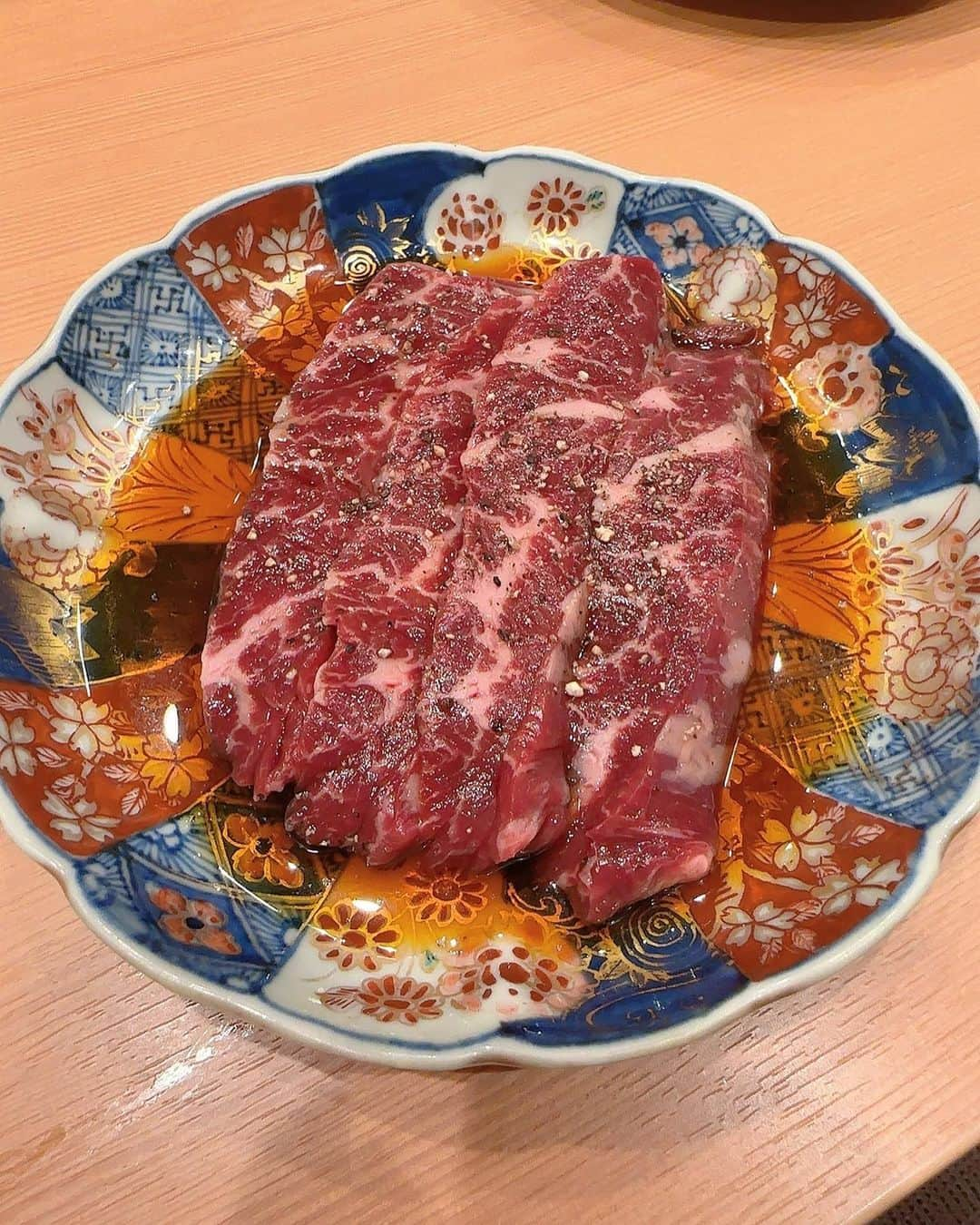 ななぷりんさんのインスタグラム写真 - (ななぷりんInstagram)「神戸牛が食べたくて高田馬場にある ｢焼肉 金虎｣に行ってきたよ🐮  【コース内容】 ＊自家製ナムル 6 種盛り合わせ ＊神戸牛 極上ユッケ ～塩もん～ ＊上 塩タン ＊神戸牛 カルビ ＊神戸牛 ロース ＊神戸牛出汁 蘭王卵のたまごスープ ＊自家製キムチ 5 種盛り合わせ ～タレもん～ ＊上 ハラミ ＊神戸牛 カルビ ＊神戸牛 ロース *みそホルモン3種 ＊神戸牛出汁 冷麵 ＊自家製杏仁豆腐  (飲み物1杯サービス付)(ご飯無料)  お肉が上質で柔らかくて全部美味しかった😋💓 これだけボリュームがあるコースで1万円なの！ すだち冷麺は神戸牛出汁100%✨ お酢の味がしないから食べやすくておすすめだよ🙋🏻‍♀️  皆もぜひ行ってみてね✨  PR @kanetora_kobebeef #高田馬場グルメ #新宿焼肉 #新宿ディナー #新宿デート #飯田橋焼肉 #神戸焼肉金虎 #高田馬場焼肉」10月28日 20時30分 - nana__530