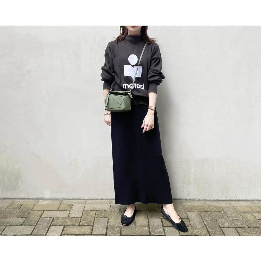のインスタグラム：「先日の服☺︎☺︎  tops @isabelmarant  skirt 楽天room🏠 shoes @porselli_jp  bag @loewe   息子👦🏻 all @organiczoo   スウェットにニットスカートの楽ちんコーデ。 息子はセットアップ🌛＊  たまに手を繋いでくれるとすごく嬉しい！ ( 本当は危ないからいつも繋いでほしいのが本音😂 )  そして今日は初めての運動会おつかれさま。 ニコニコ😊沢山良い顔が見れて母さん幸せ♡  #isabelmarant#loewe#loewebag#porselli#cartier#cartierwatch#organiczoo#newbalance」
