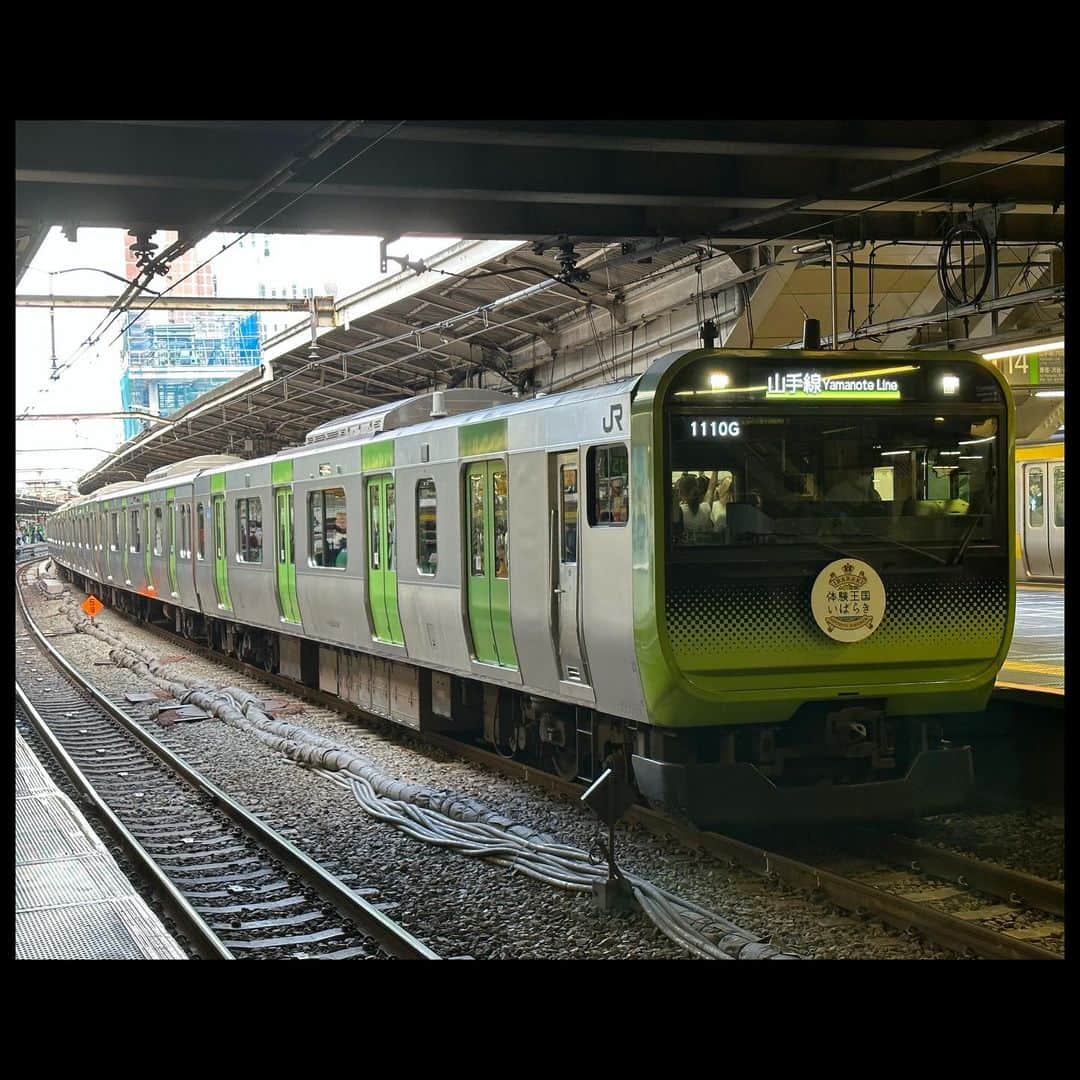 伊藤壮吾のインスタグラム：「#今日の鉄道 1207番線 新宿で撮影した山手線。 茨城DCのヘッドマーク付き。」