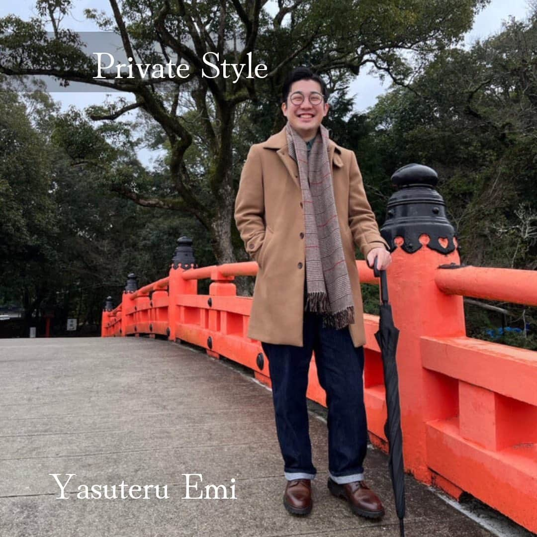 Dress the Life(ドレスザライフ) のインスタグラム：「Dress the Lifeメンバーをご紹介  -Yasuteru Emi- 中途入社後Aut銀座店→TTD福岡店にてメンズスタイリストとして活躍中。個人賞を受賞し、イタリアのPittiへの買い付けも経験。現在はオリジナル商品の企画に携わりながら、店舗でお客様とも向き合い、トップスタイリストとして活躍の幅を広げていっています！！  ※ドレスショップ内ではメガネ👓外しています。  #dressthelife #社員紹介 #メンズコーディネーター #メンズスタイリスト  #秋冬メンズコーデ  #キャメルコート  #ビジネスシューズ  #革靴コーデ #メガネ男子」